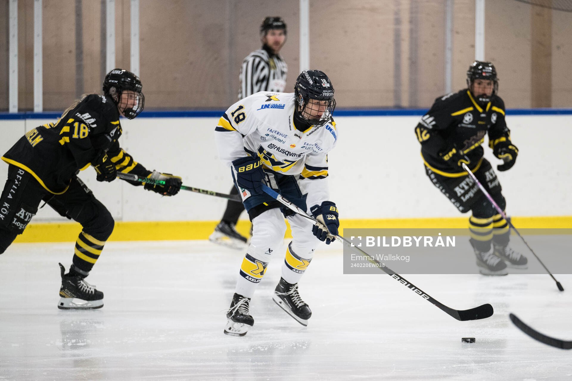 AIKs Isabelle Leijonhielm och HV71s Emmi Rakkolainen