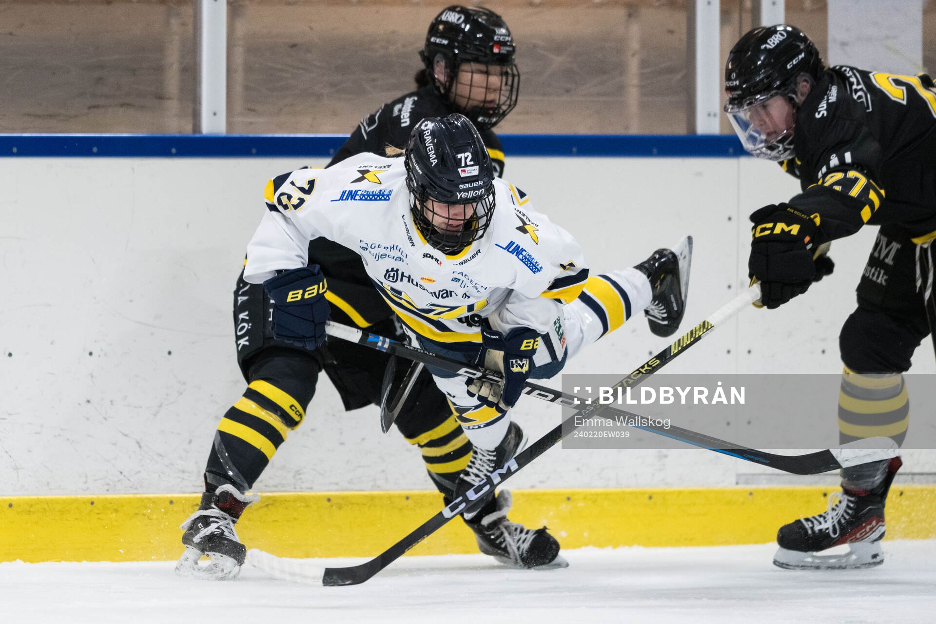 AIKs Alva Hellqvist och HV71s Kiira Yrjänen och AIKs