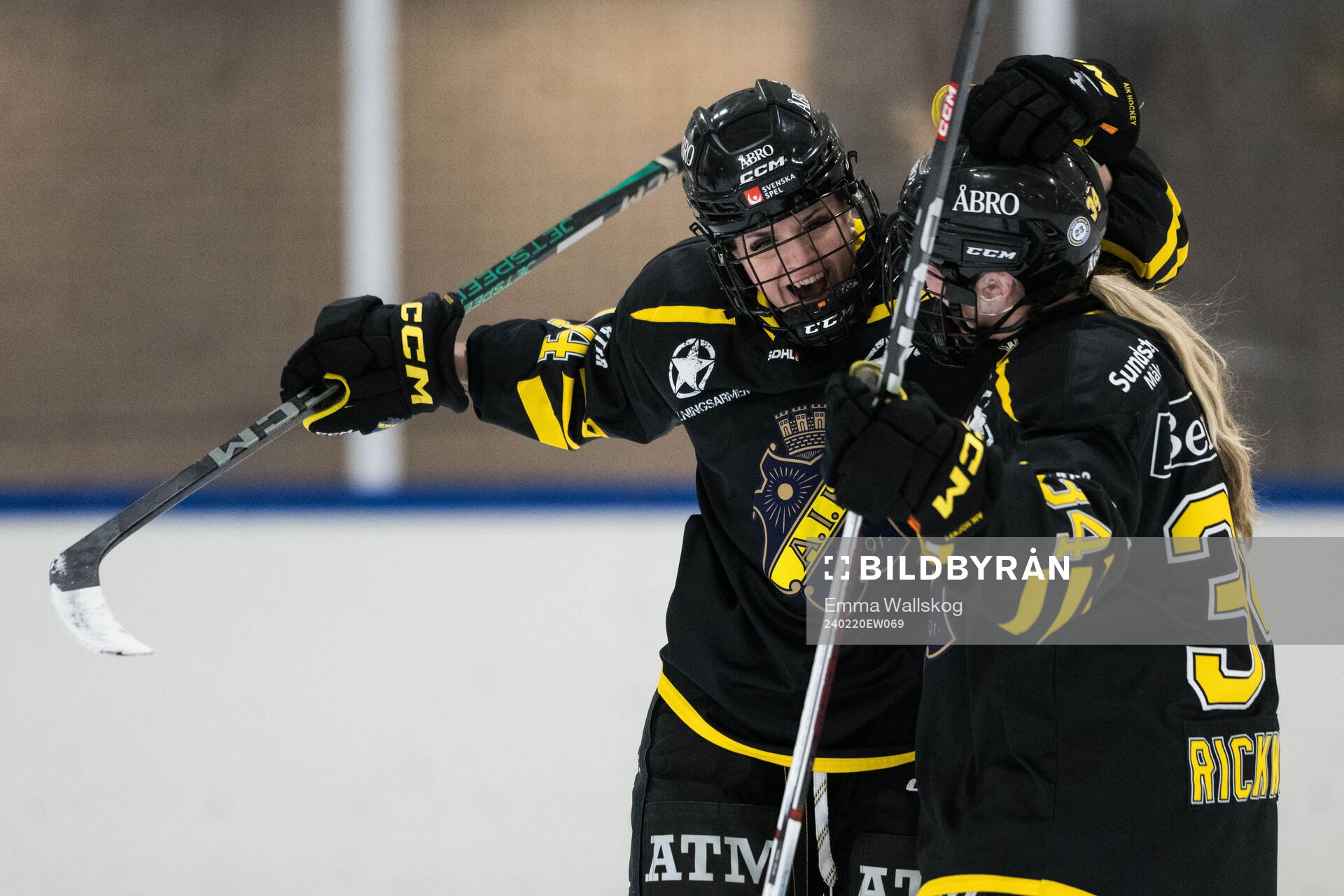AIKs Nikola Dyckova och Emily Rickwood jublar