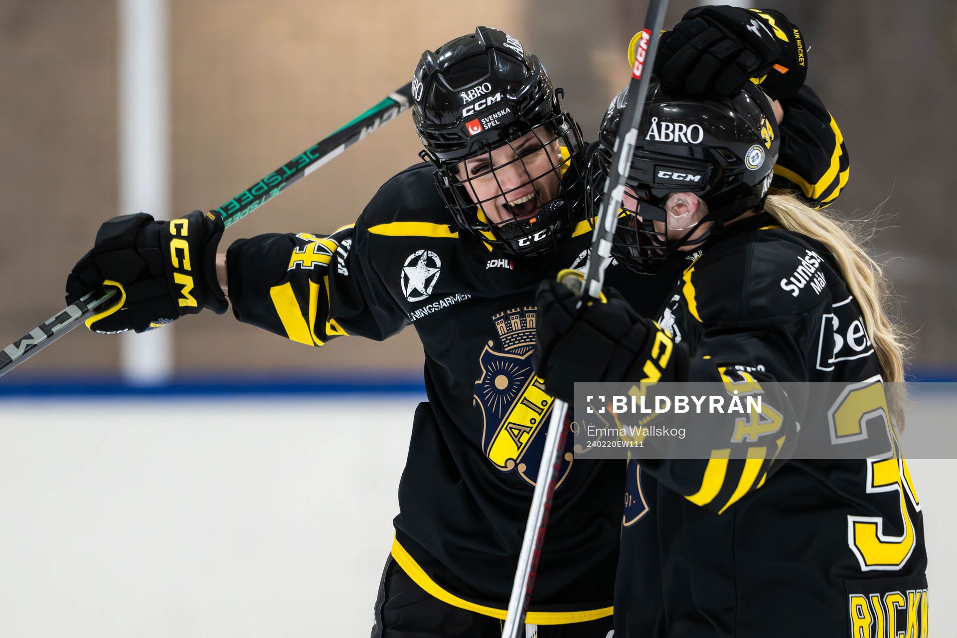 AIKs Nikola Dyckova jublar med Emily Rickwood