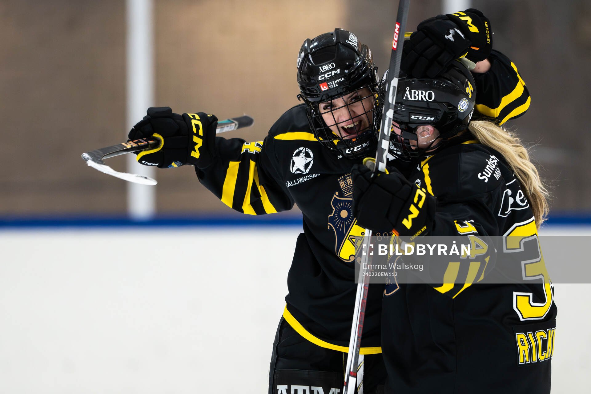 AIKs Nikola Dyckova jublar med Emily Rickwood