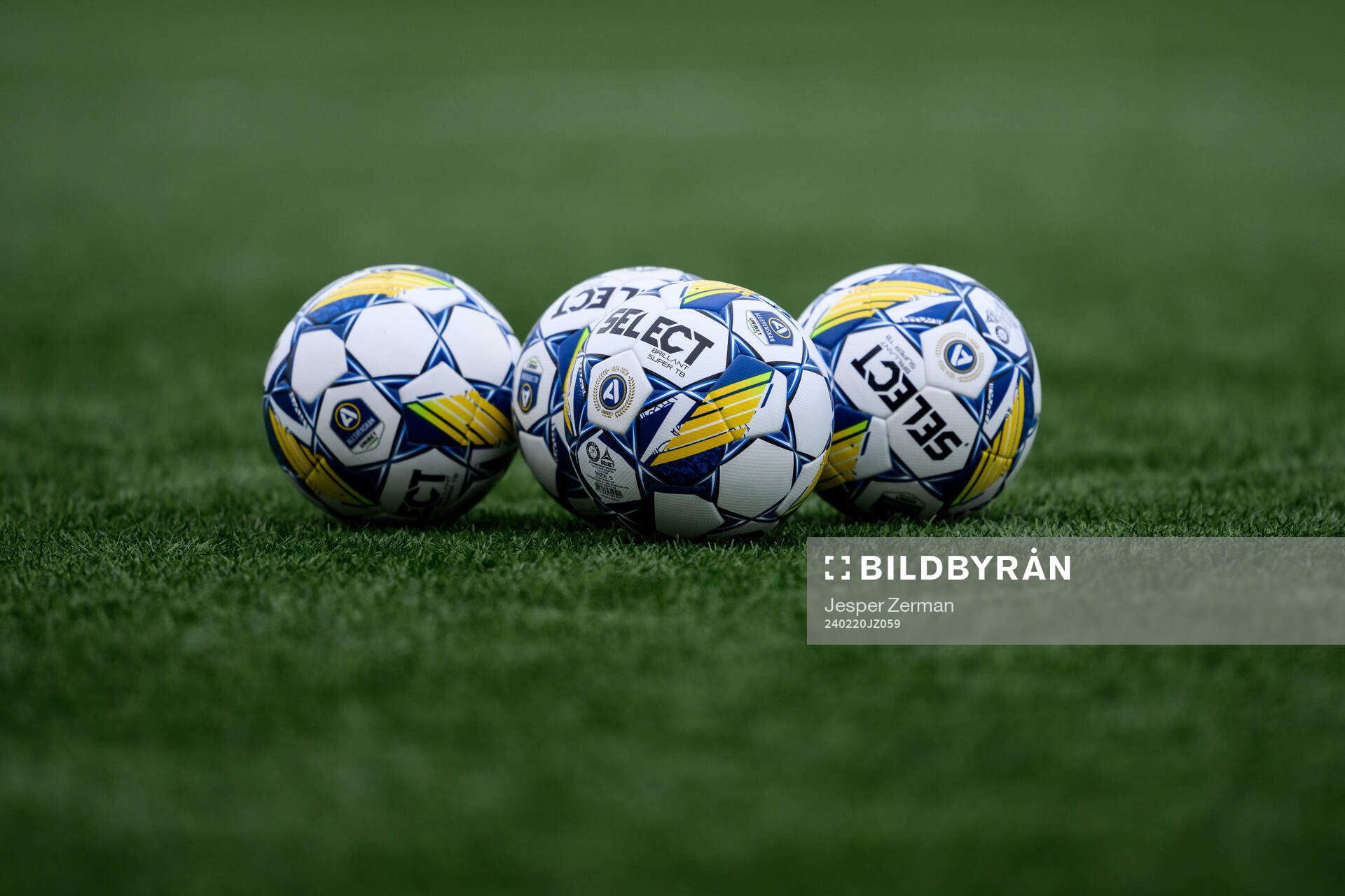 Fotbollar på en konstgräsplan
