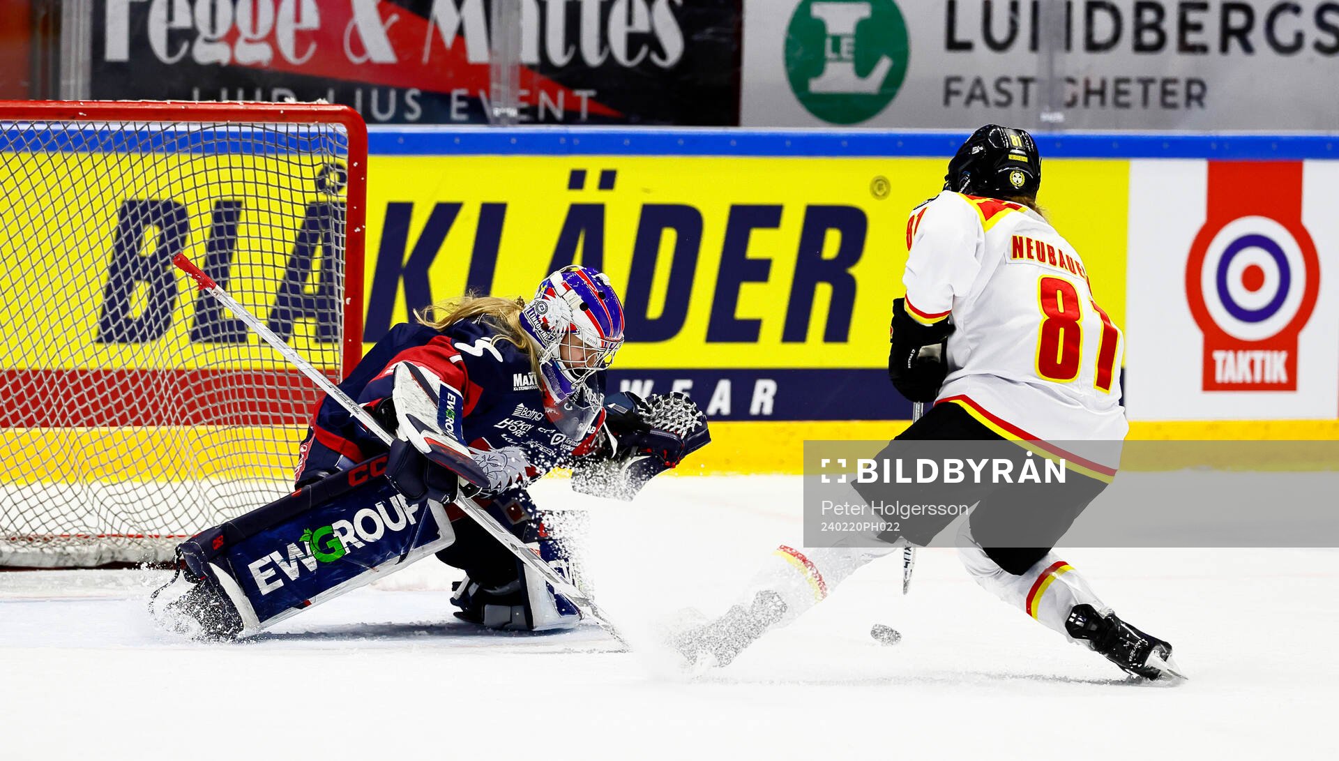 Linköpings målvakt Ebba Svensson Träff och Brynäs Noemi
