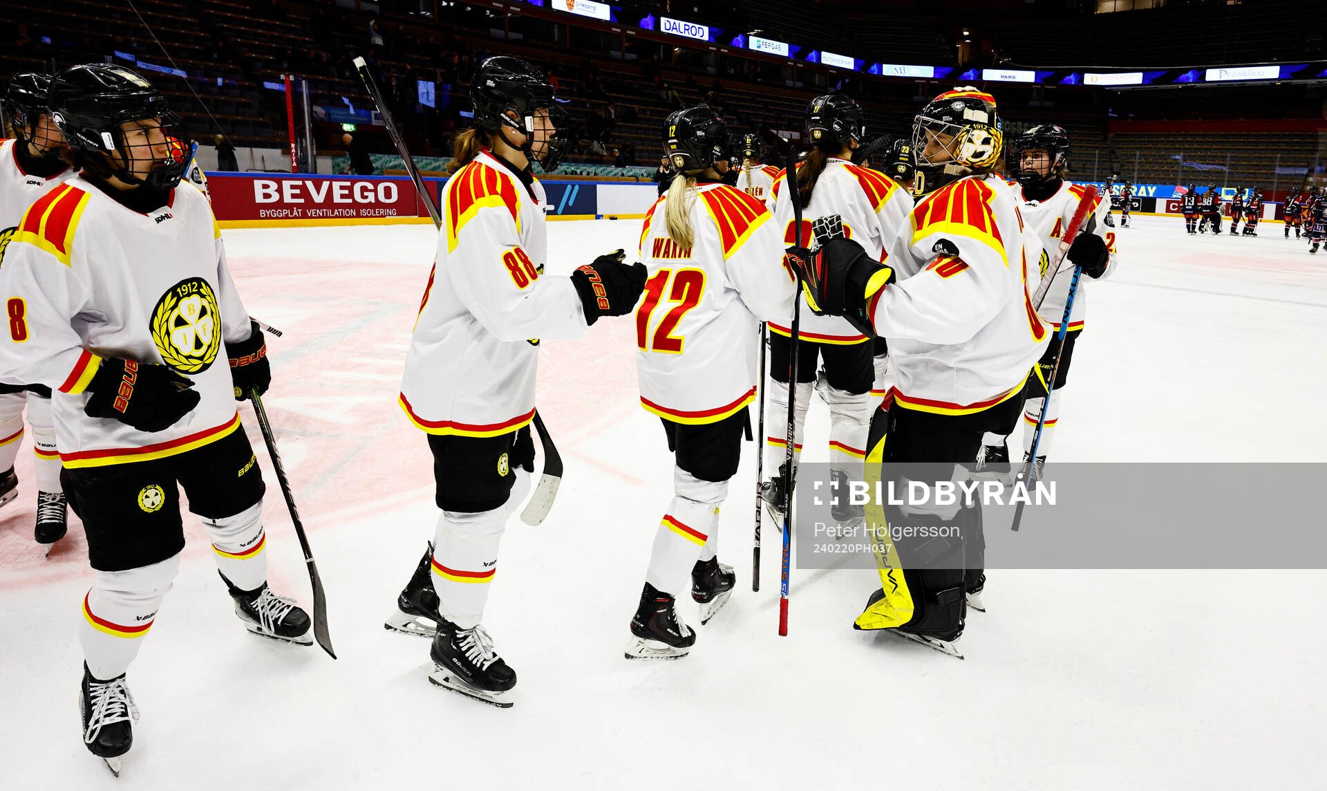Brynäs spelare jublar och tackar målvakt Felicia Frank