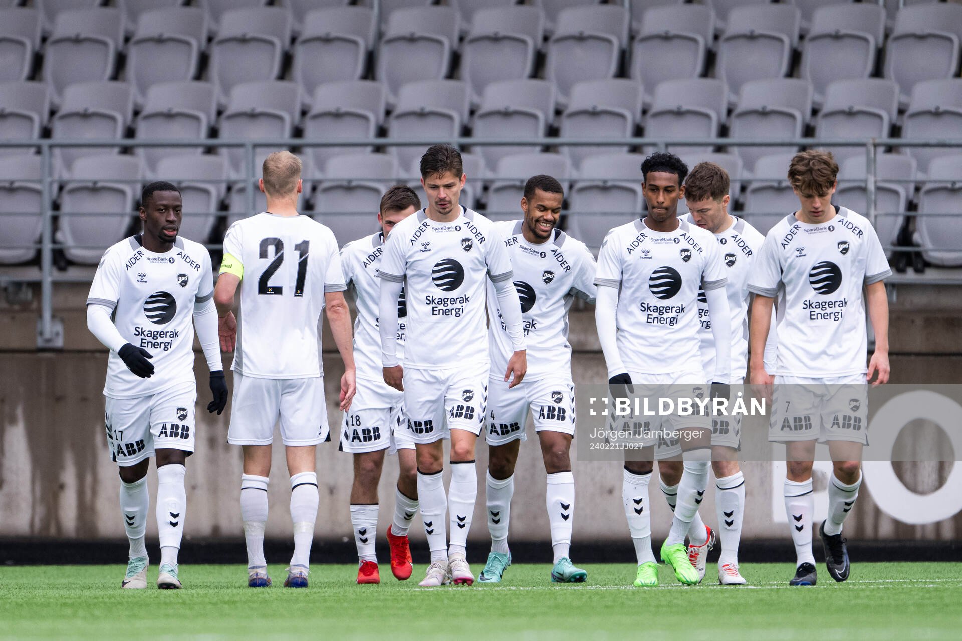 Odds Syver Aas jublar med Torgeir Børven och lagkamrater