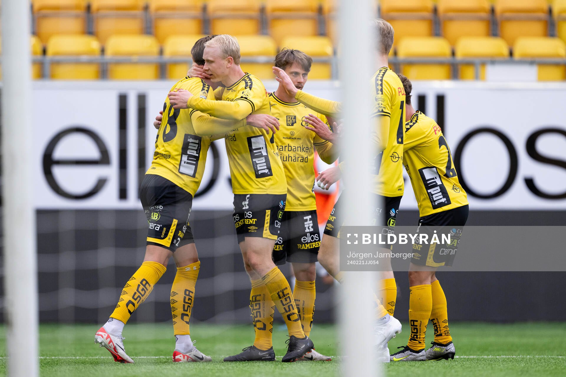 Elfsborgs Noah Söderberg (skymd) jublar med lagkamrater