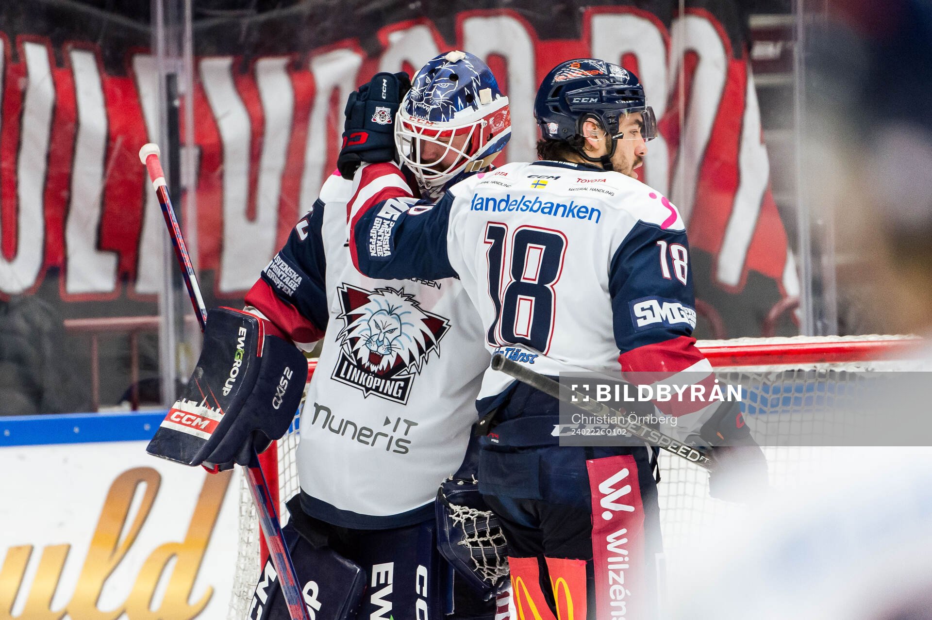 Linköpings målvakt Marcus Högberg och Remi Elie jublar