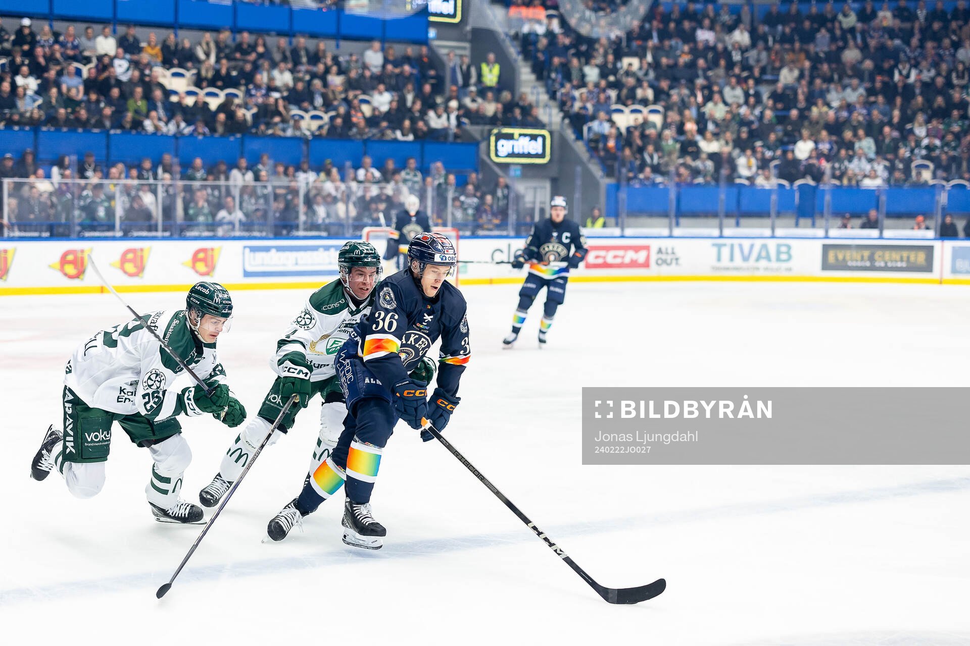 Färjestads Lucas Forsell och Oscar Lawner jagar Växjös