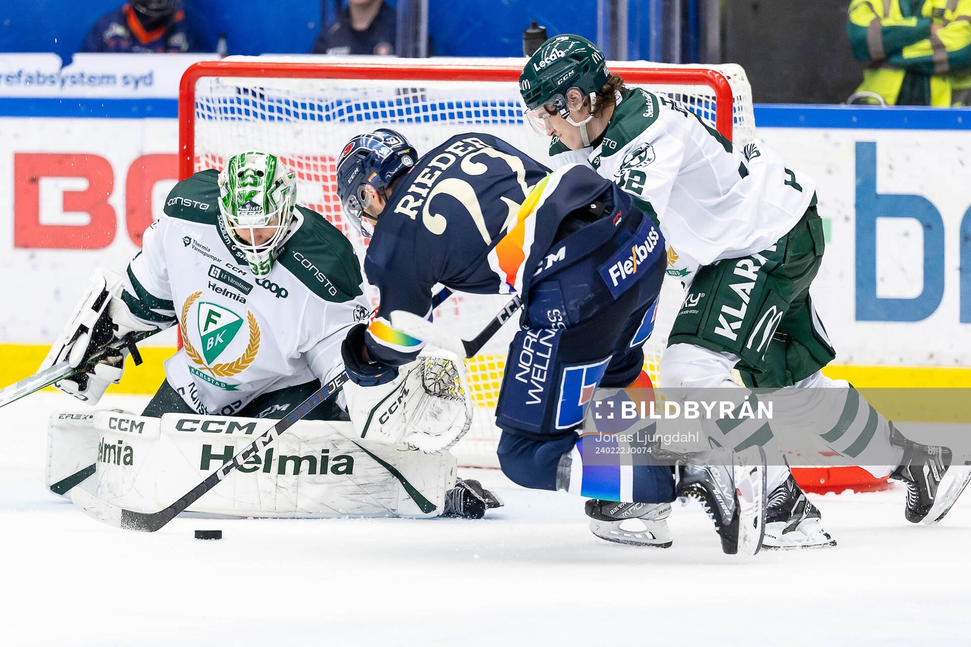 Växjös Tobias Rieder mellan Färjestads målvakt Carl