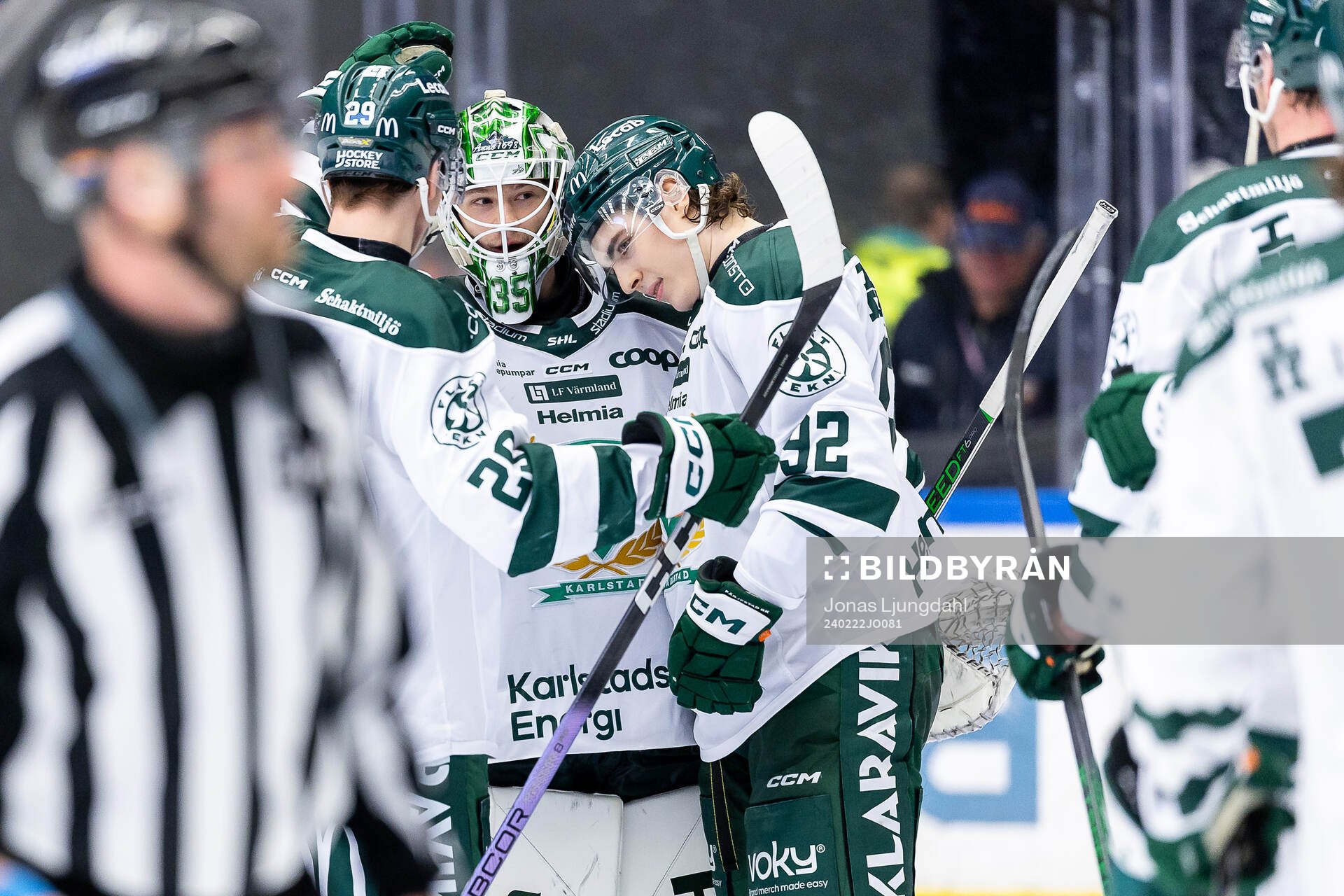 Färjestads målvakt Carl Lindbom och Liam Öhgren jublar
