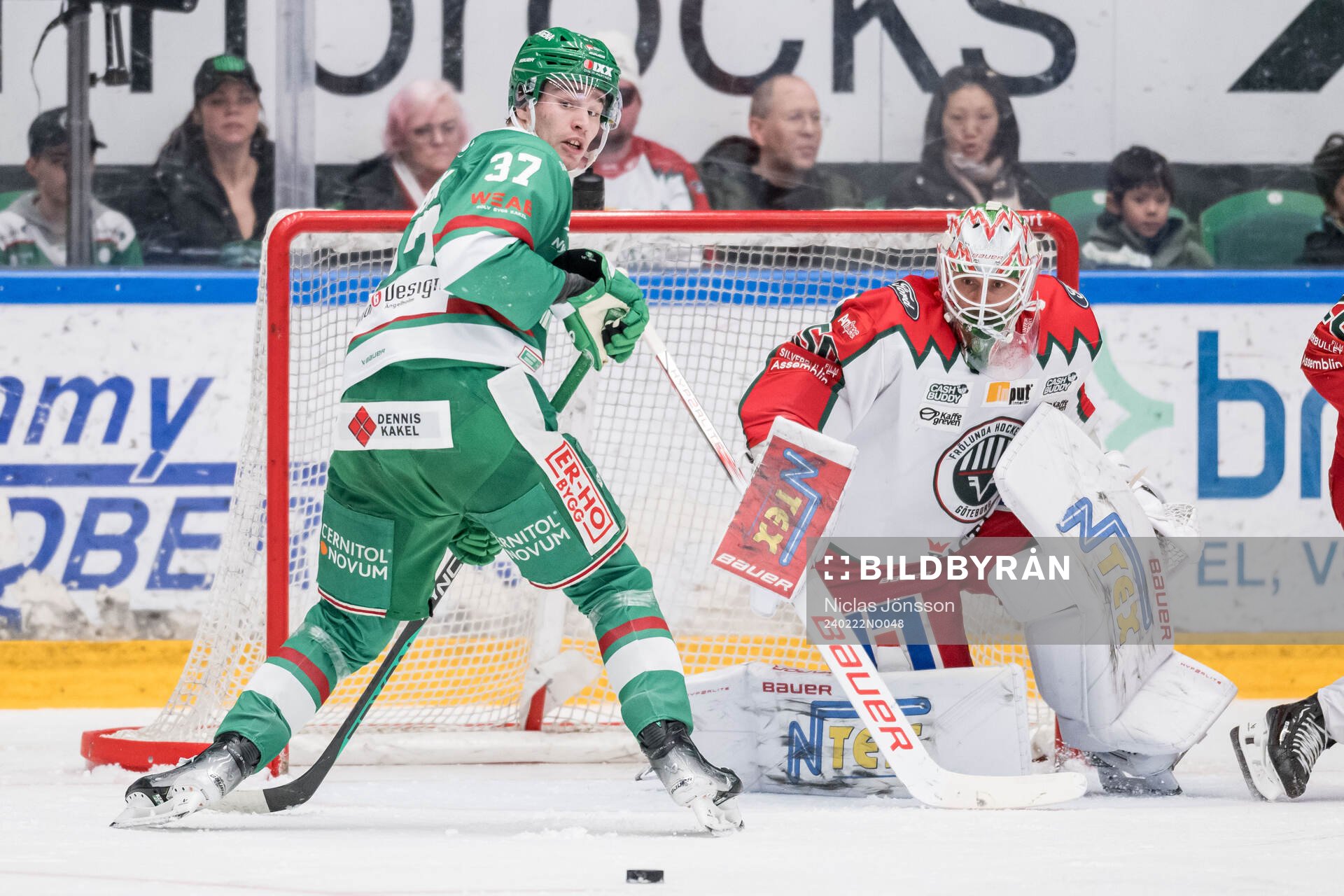 Rögles Albin Sundsvik och Frölundas målvakt Frans