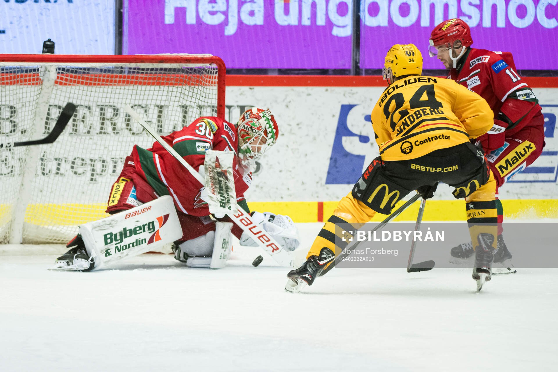 MoDos målvakt Lassi Lehtinen med Daniel O´regan och