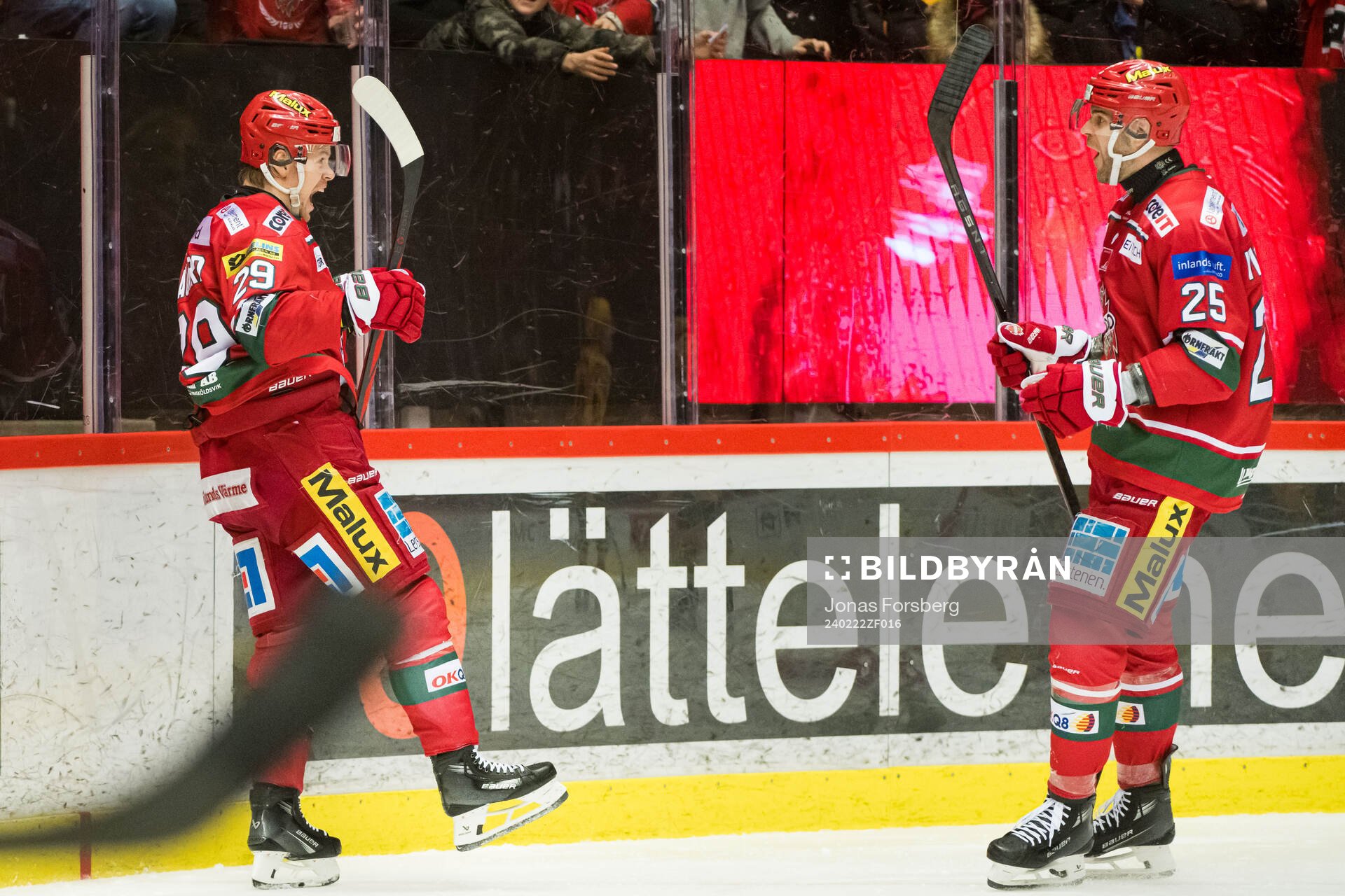 MoDos Mikkel Aagaard och Sam Vigneault jublar