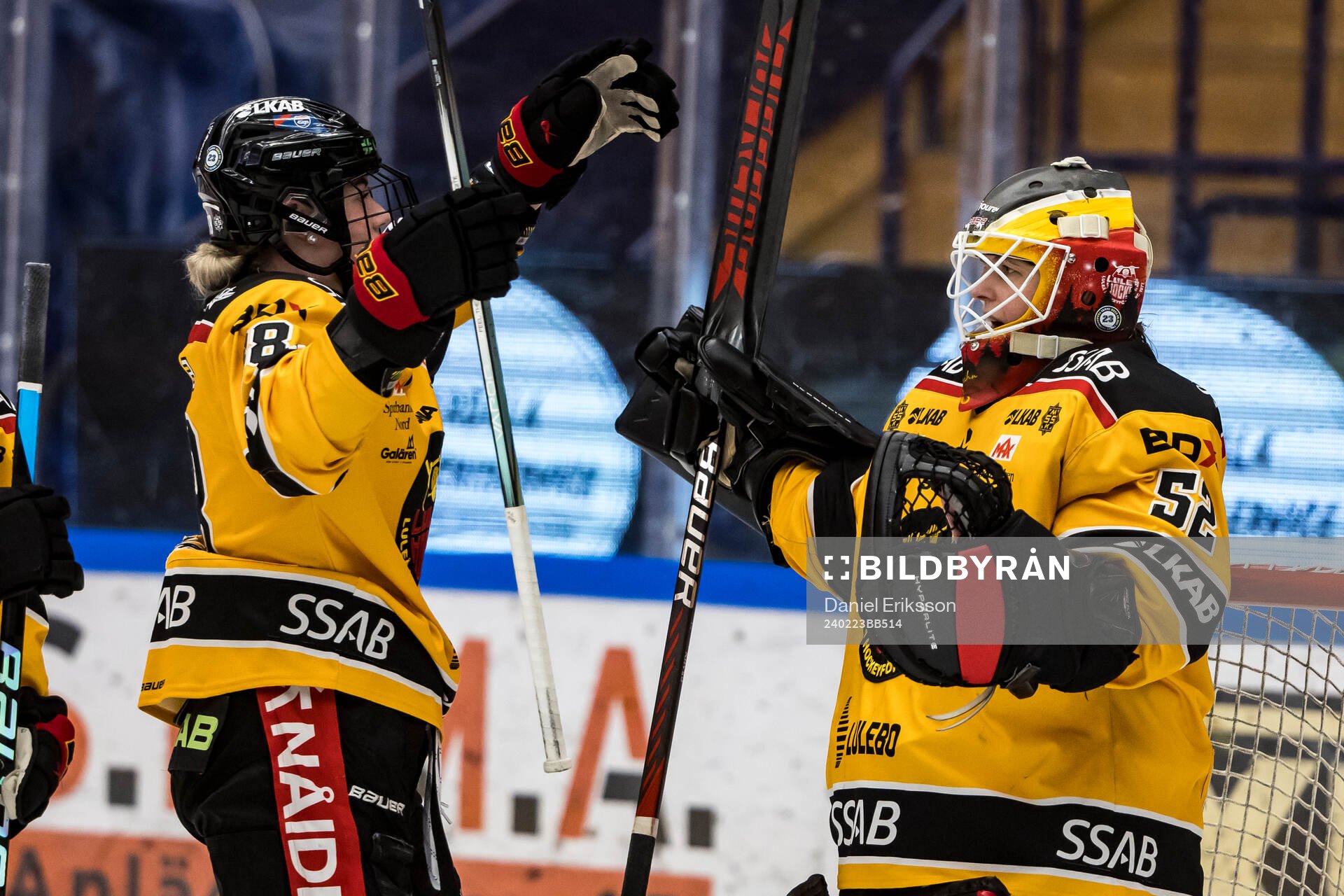 Luleås Ronja Savolainen och Luleås målvakt Sara Grahn