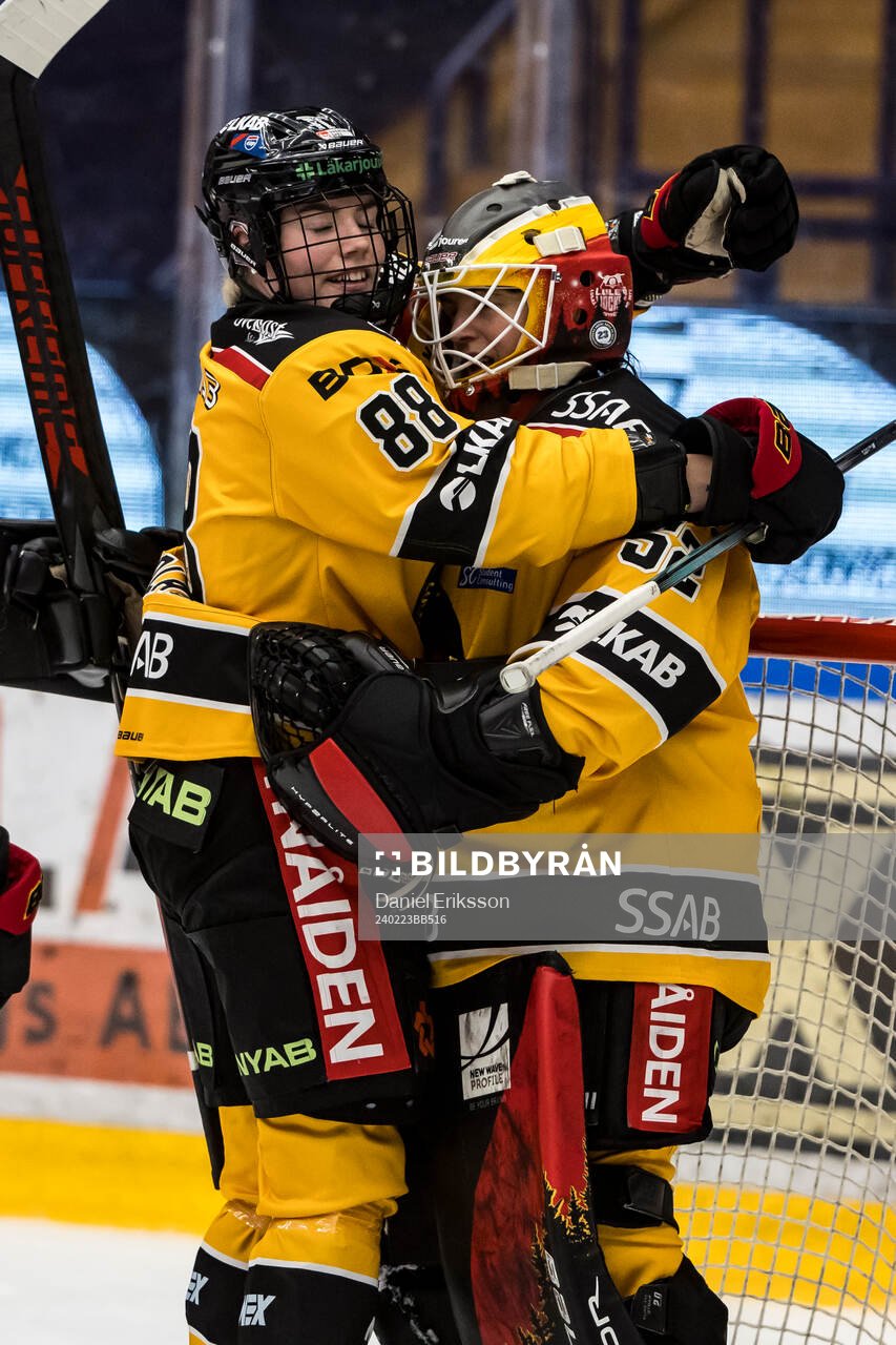 Luleås Ronja Savolainen och Luleås målvakt Sara Grahn