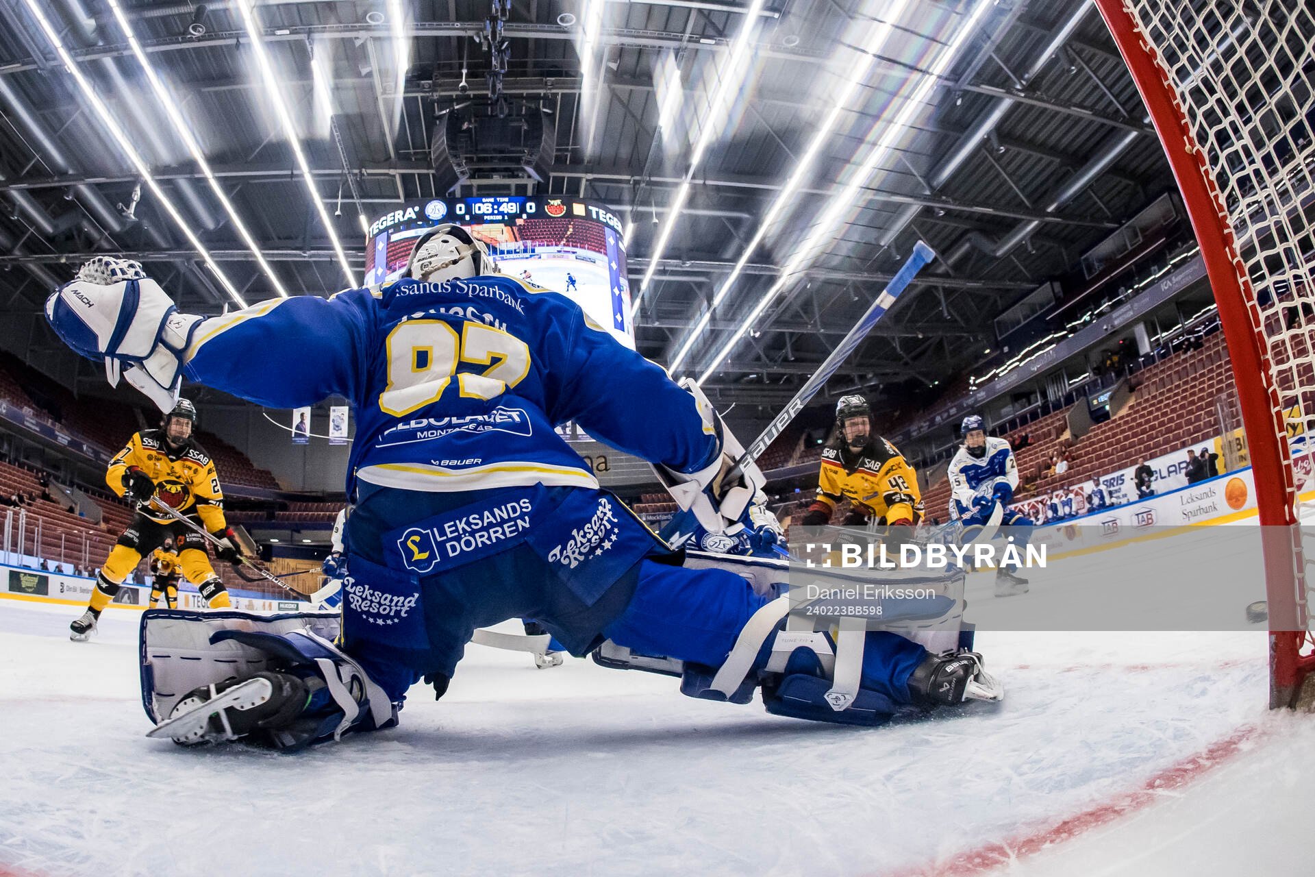 Luleås Jaycee Magwood och Luleås Viivi Vainikka framför
