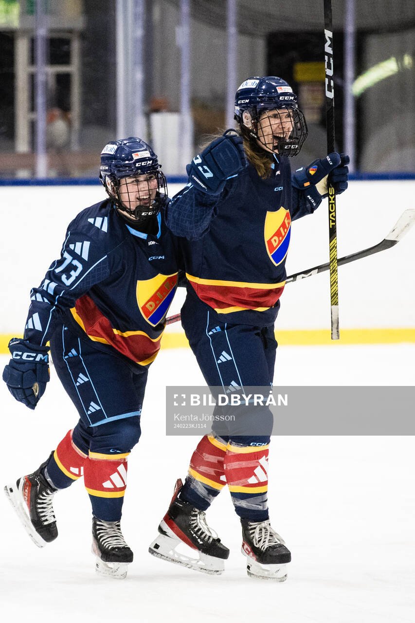 Djurgårdens Anneke Linser (h) jublar med Hana Haasova