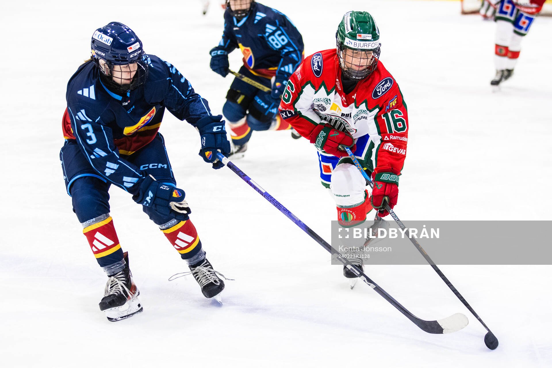 Djurgårdens Ellen Laurence och Frölundas Jennifer Carlsson