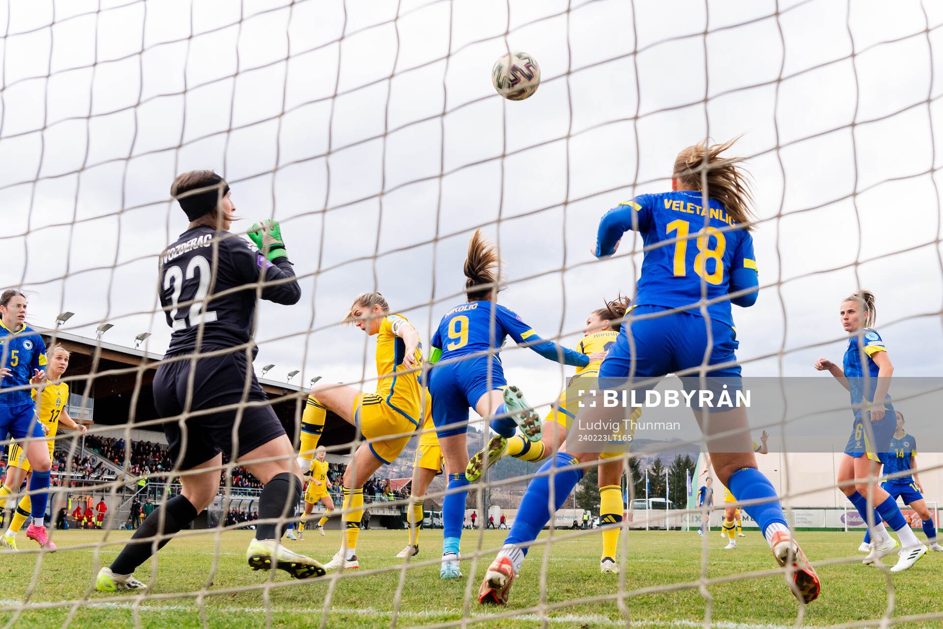 Pauline Hammarlund of Sweden scores the 0-5 goal
