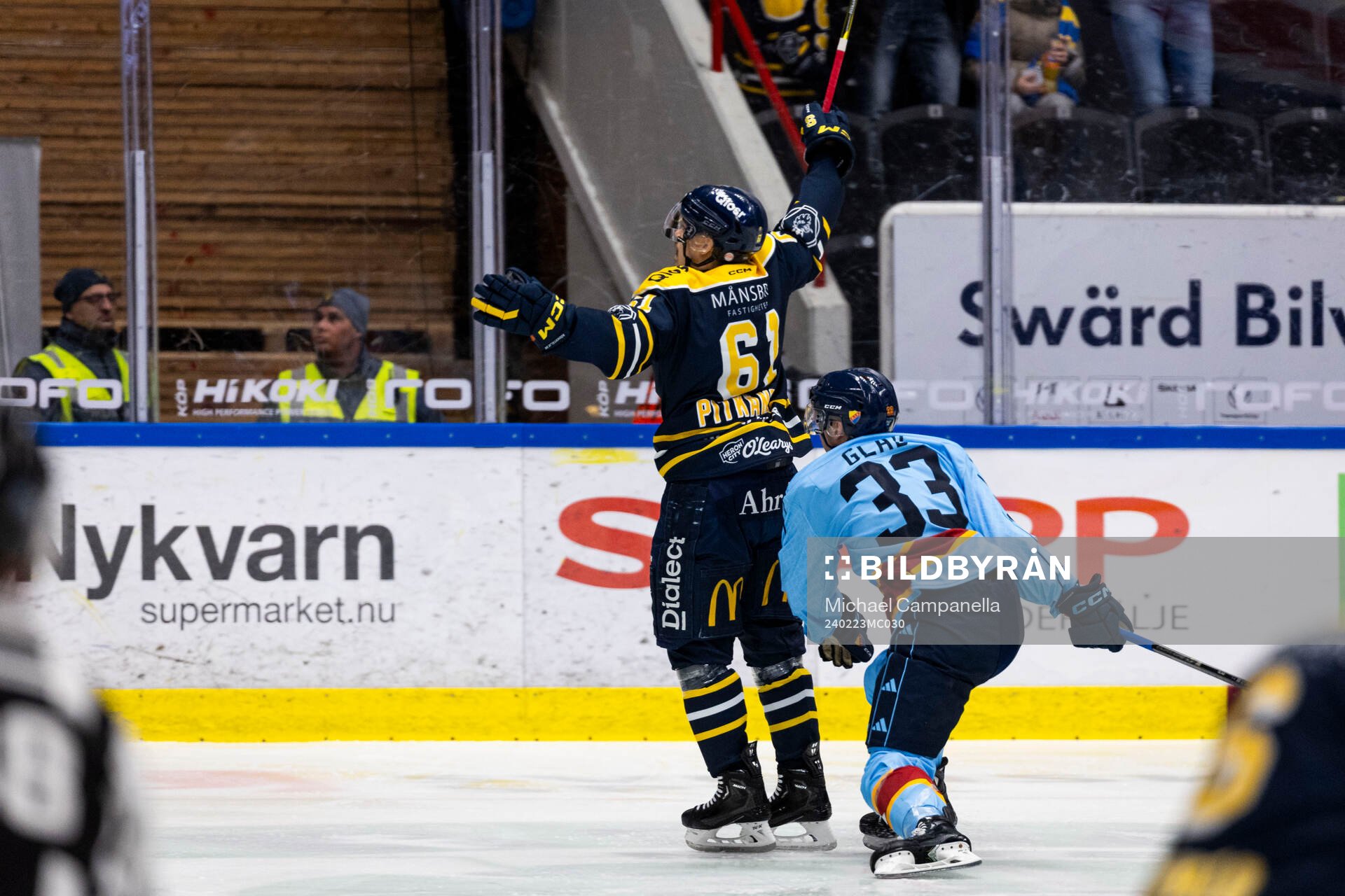 Södertäljes Miikka Pitkänen jublar 1-1 målet