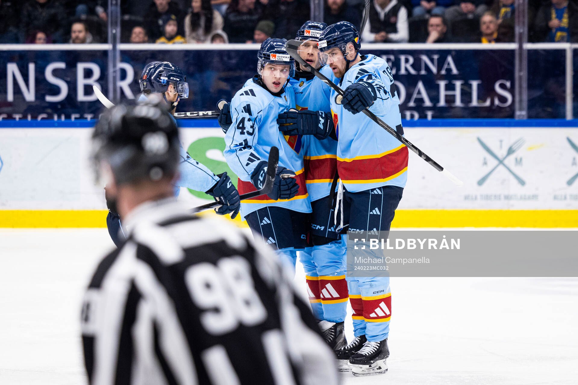 Djurgårdens Olle Liss jublar 1-0 målet med lagkamrater