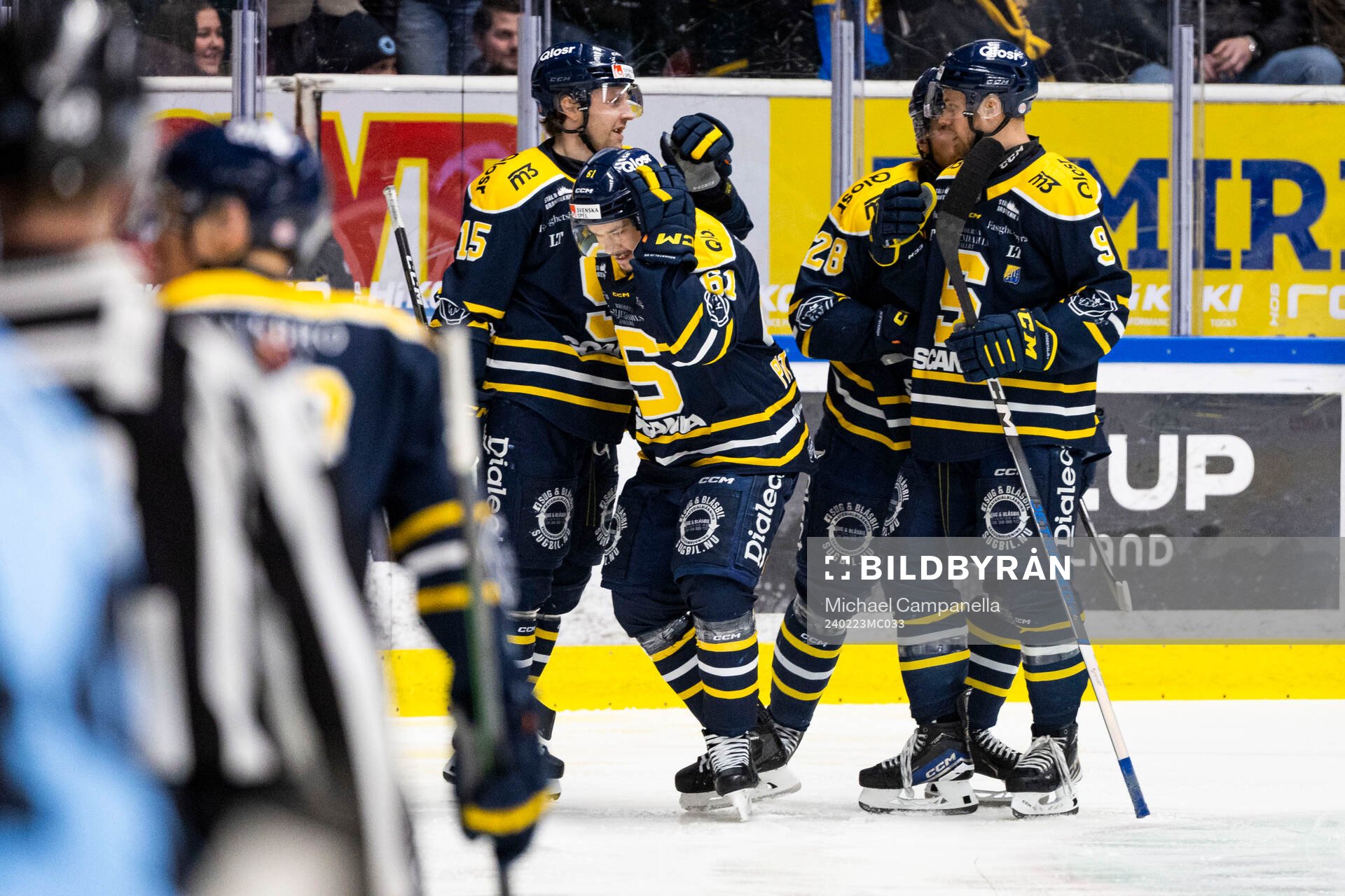 Södertäljes Miikka Pitkänen jublar 1-1 målet med