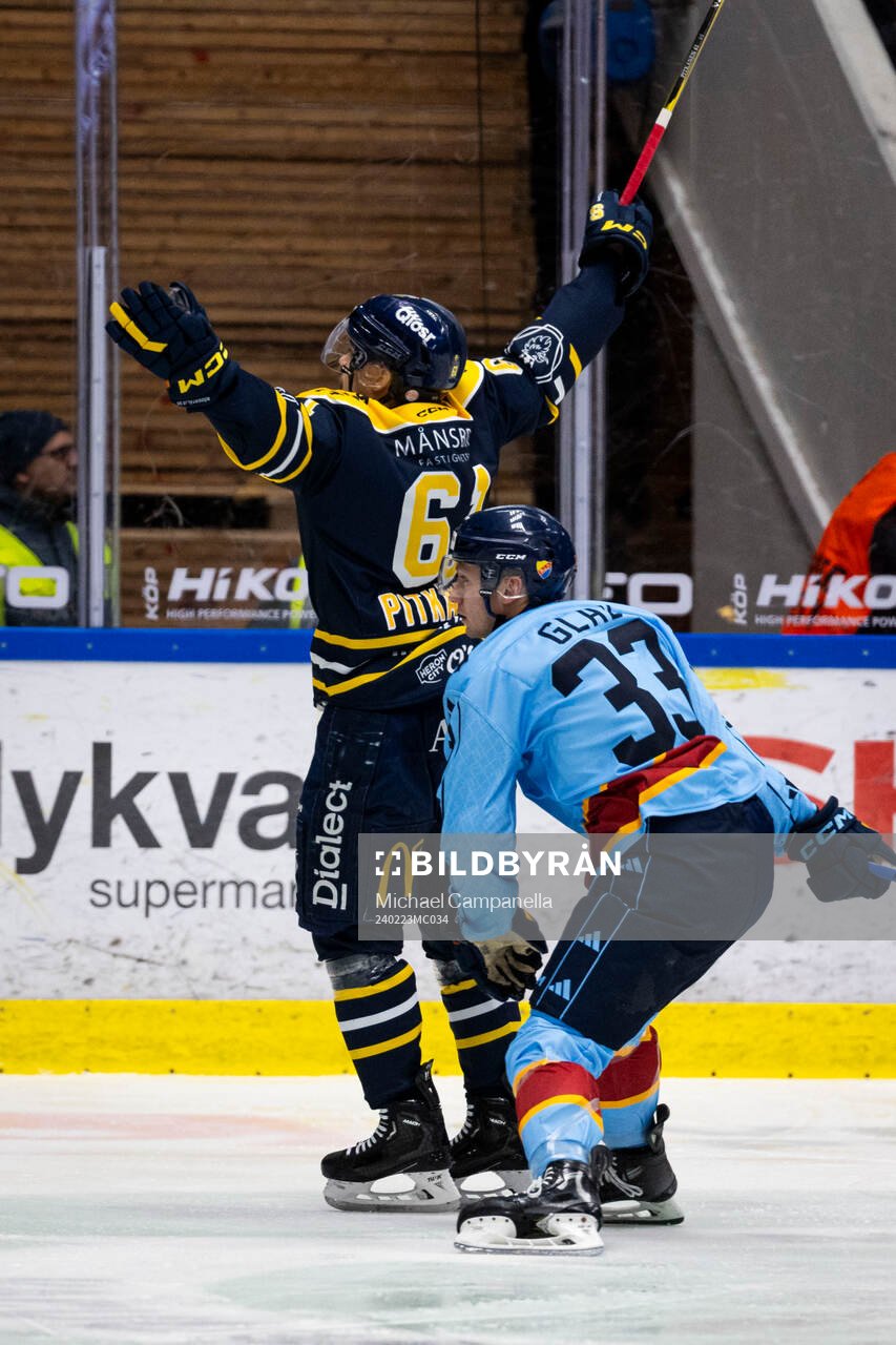 Södertäljes Miikka Pitkänen jublar 1-1 målet