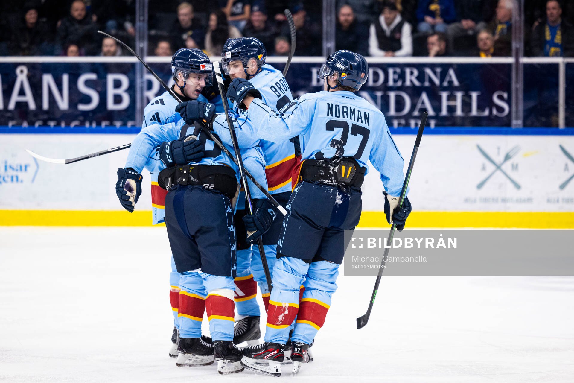 Djurgårdens Olle Liss jublar 1-0 målet med lagkamrater