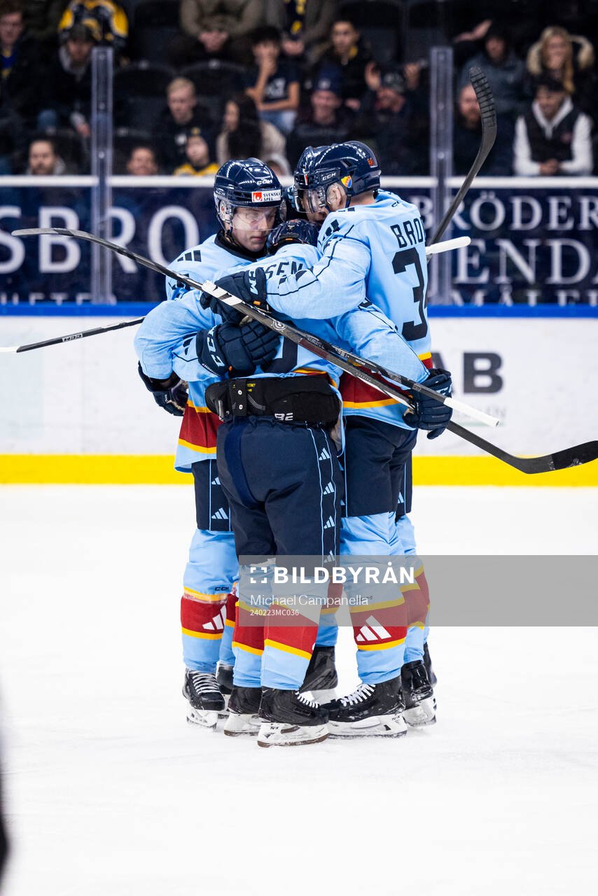 Djurgårdens Olle Liss jublar 1-0 målet med lagkamrater