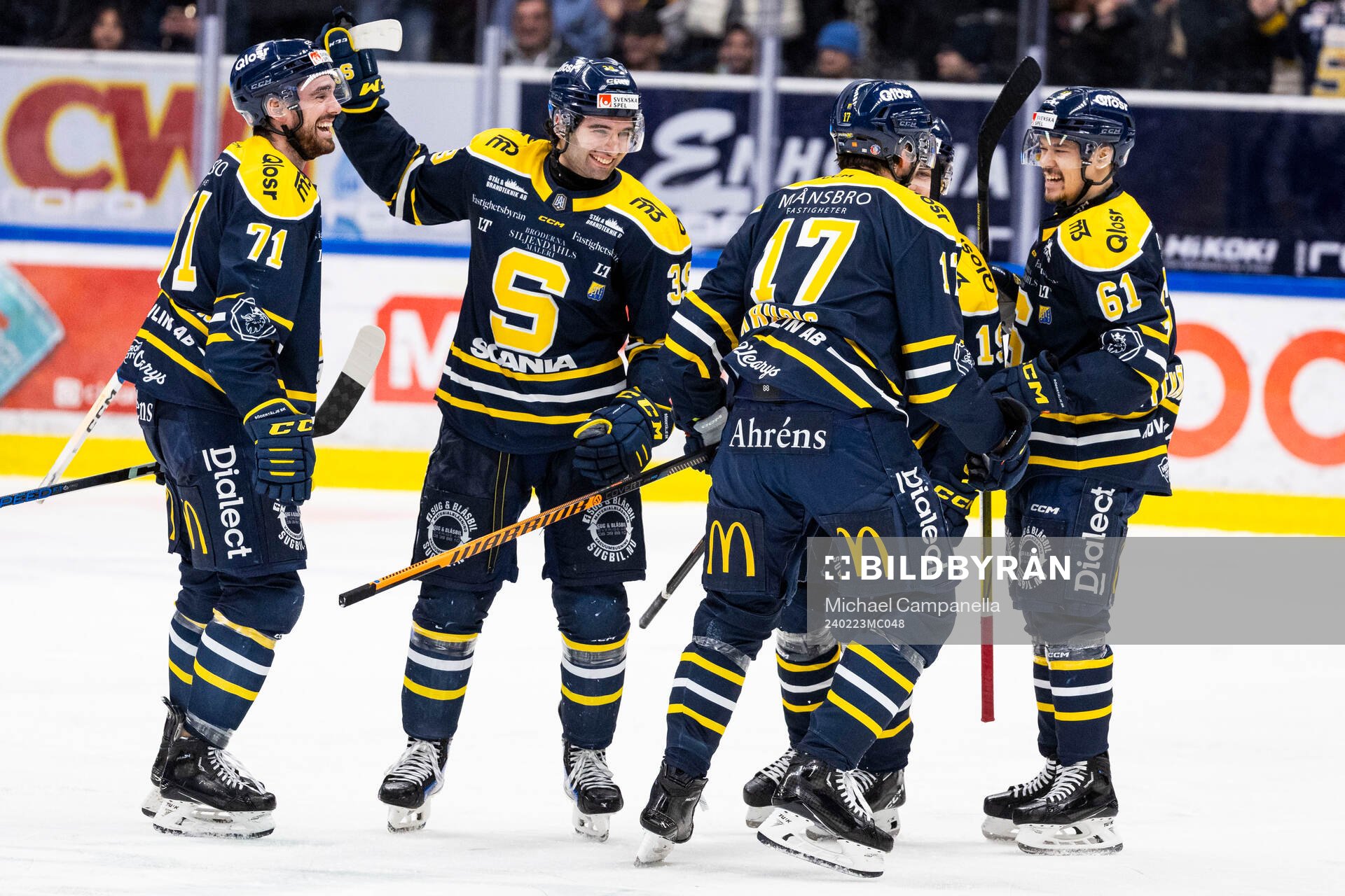 Södertäljes Amil Krupic jublar 2-1 målet med lagkamrater