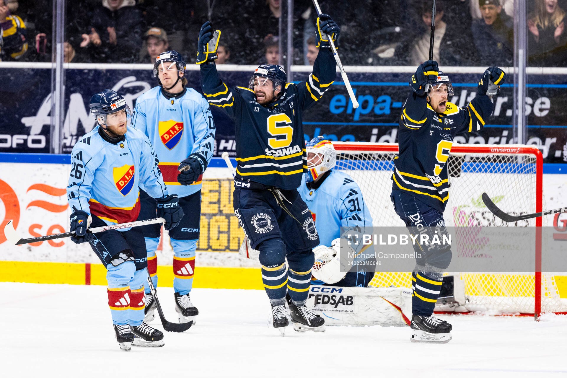 Södertäljes Dominic Turgeon och Hampus Harlestam jublar
