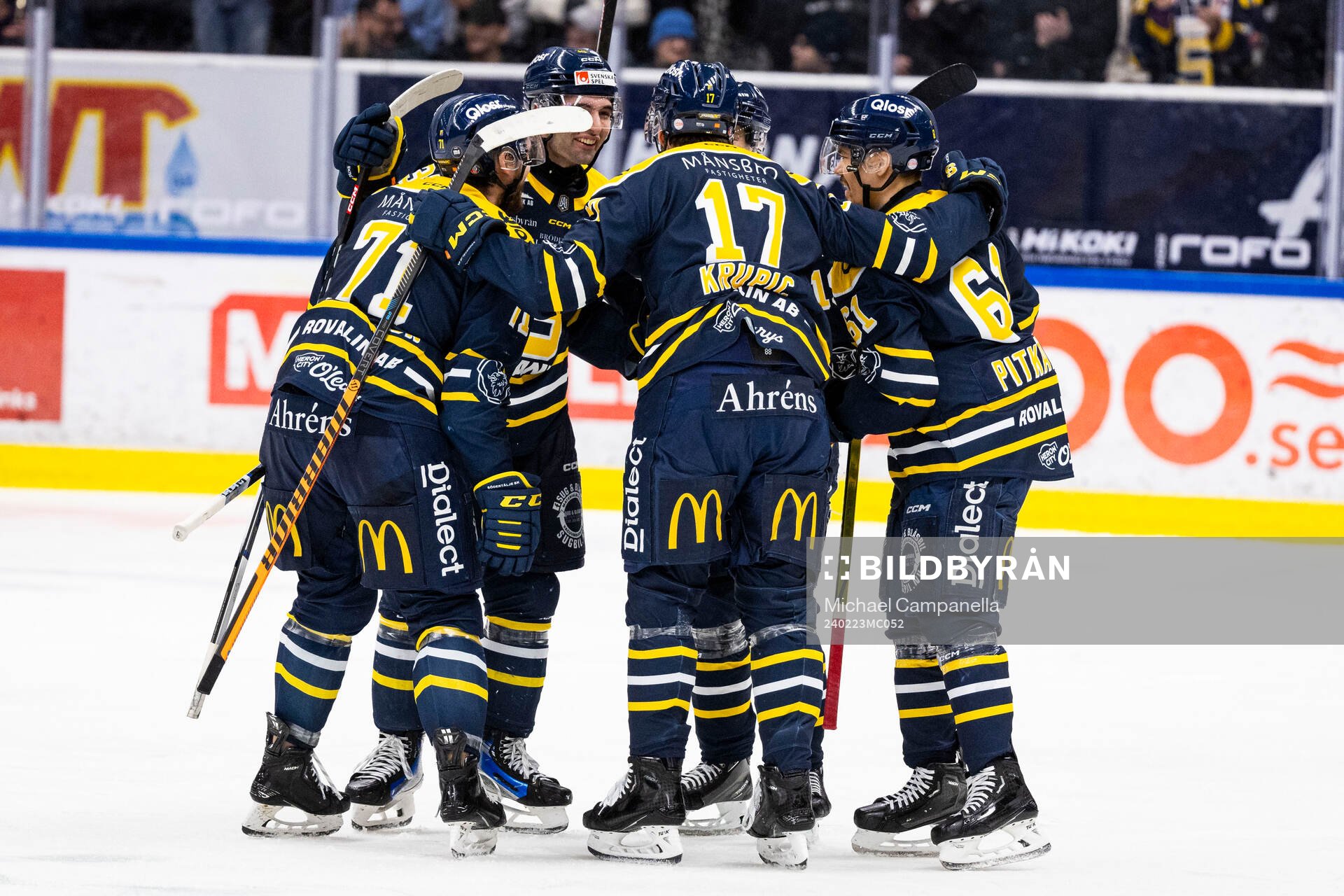 Södertäljes Amil Krupic jublar 2-1 målet med lagkamrater