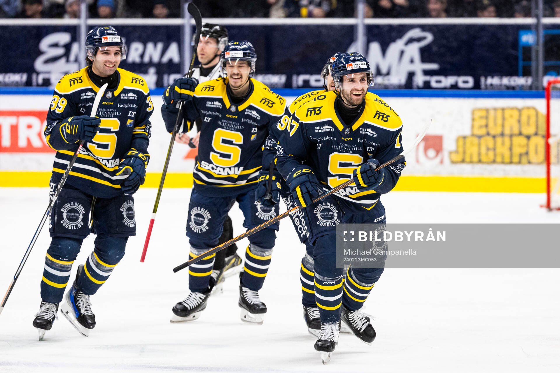 Södertäljes Amil Krupic jublar 2-1 målet med lagkamrater