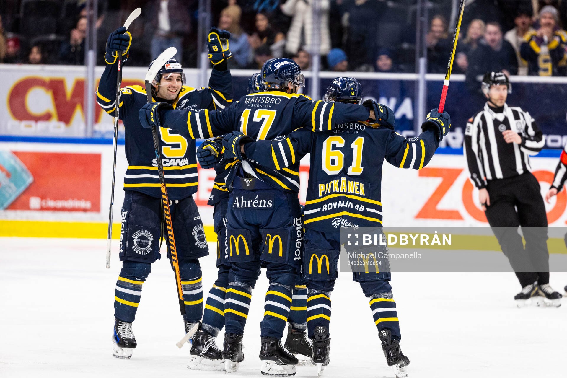 Södertäljes Amil Krupic jublar 2-1 målet med lagkamrater