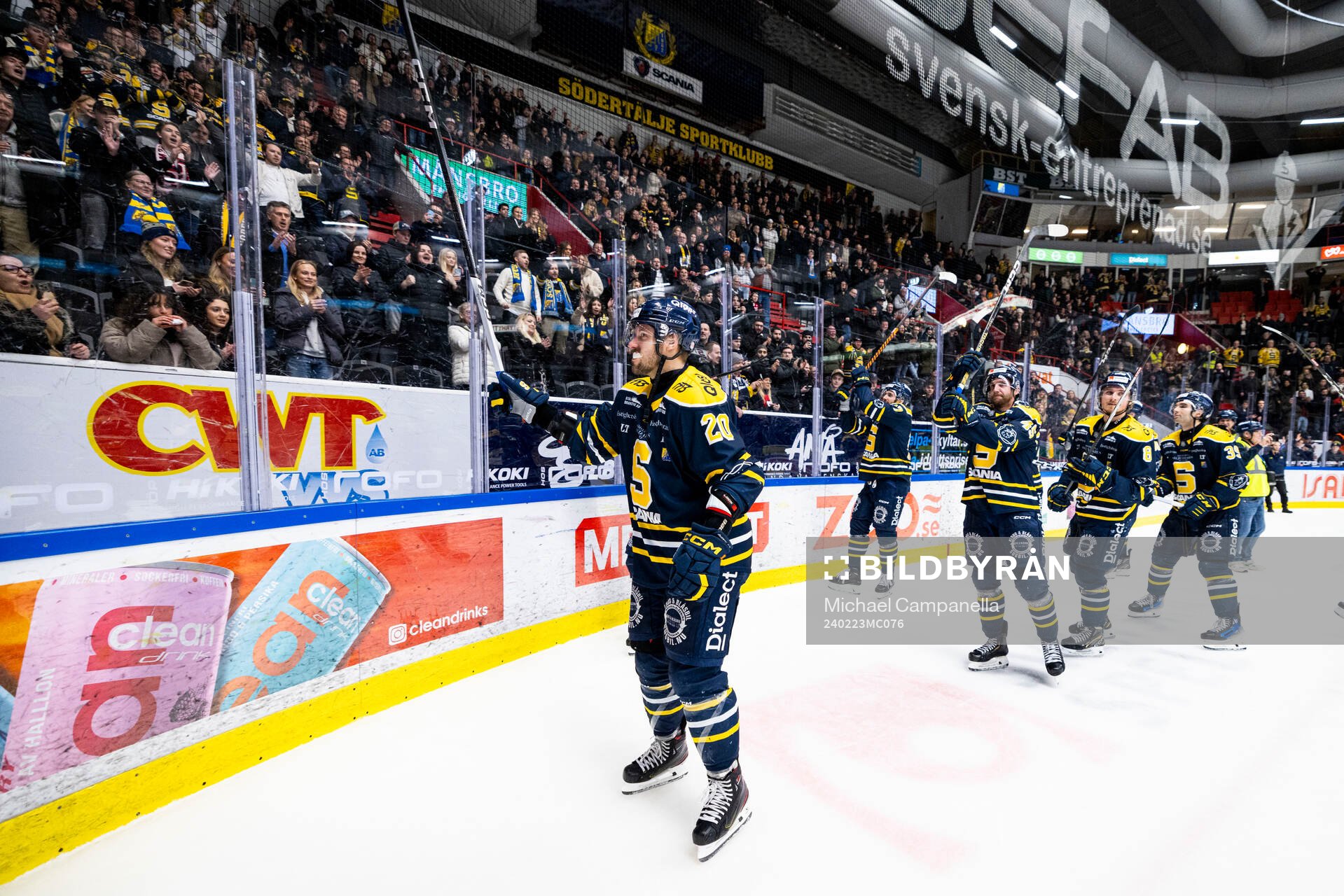 Södertäljes Marcus Eriksson jublar framför publiken med