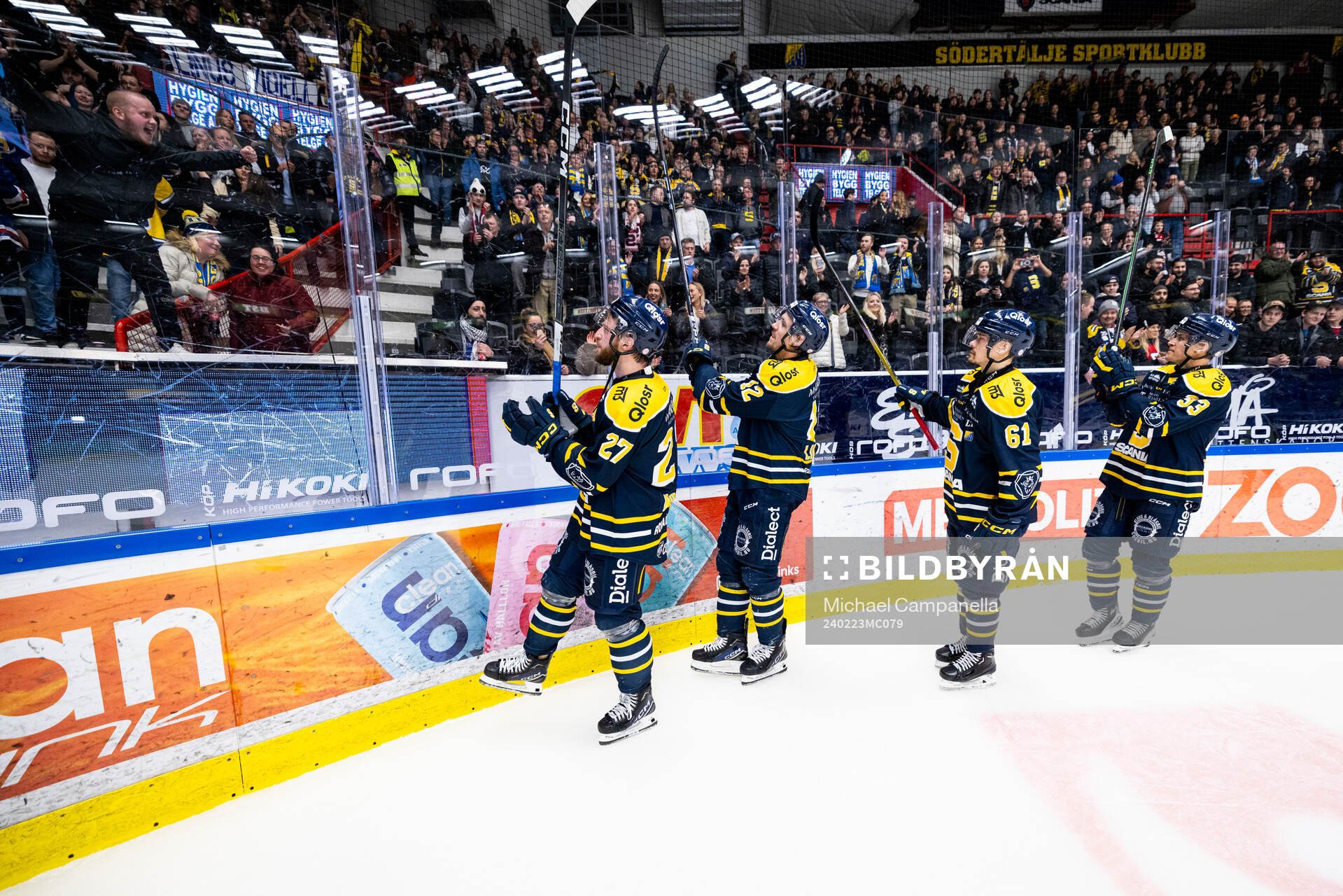 Södertäljes spelarna jublar framför publiken