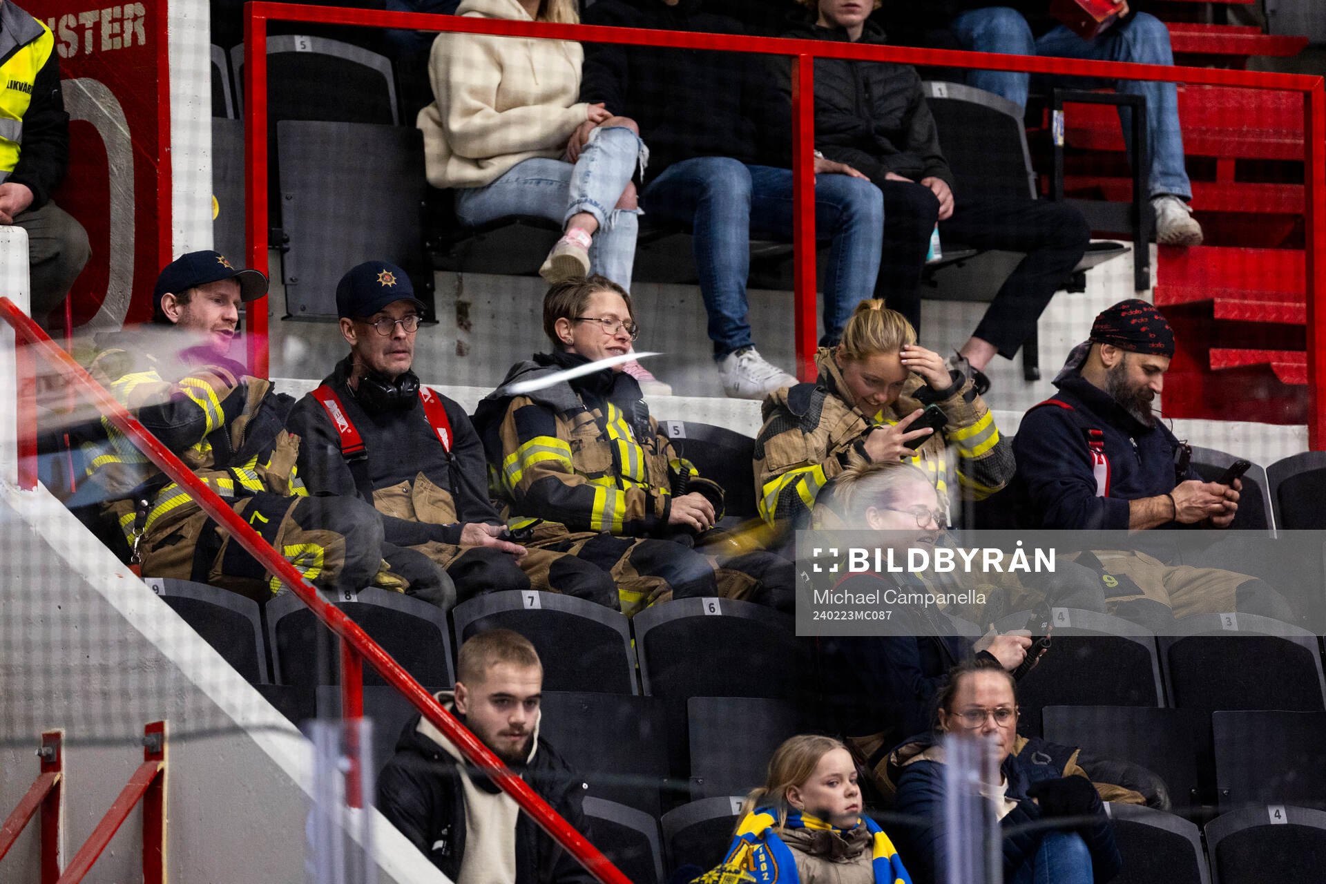 Brandkår sitter på läktaren