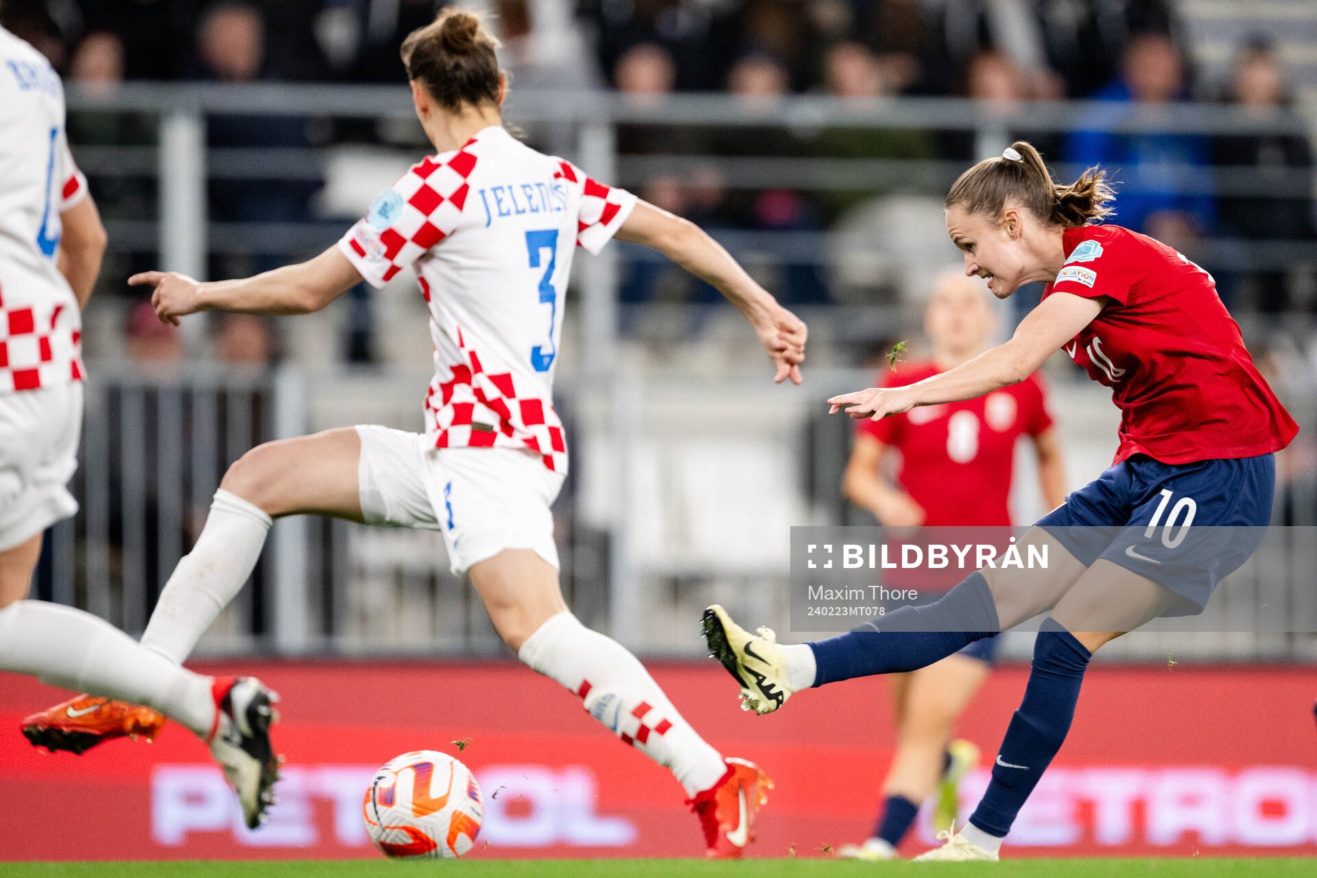 Caroline Graham Hansen of Norway scores the 0-2 goal