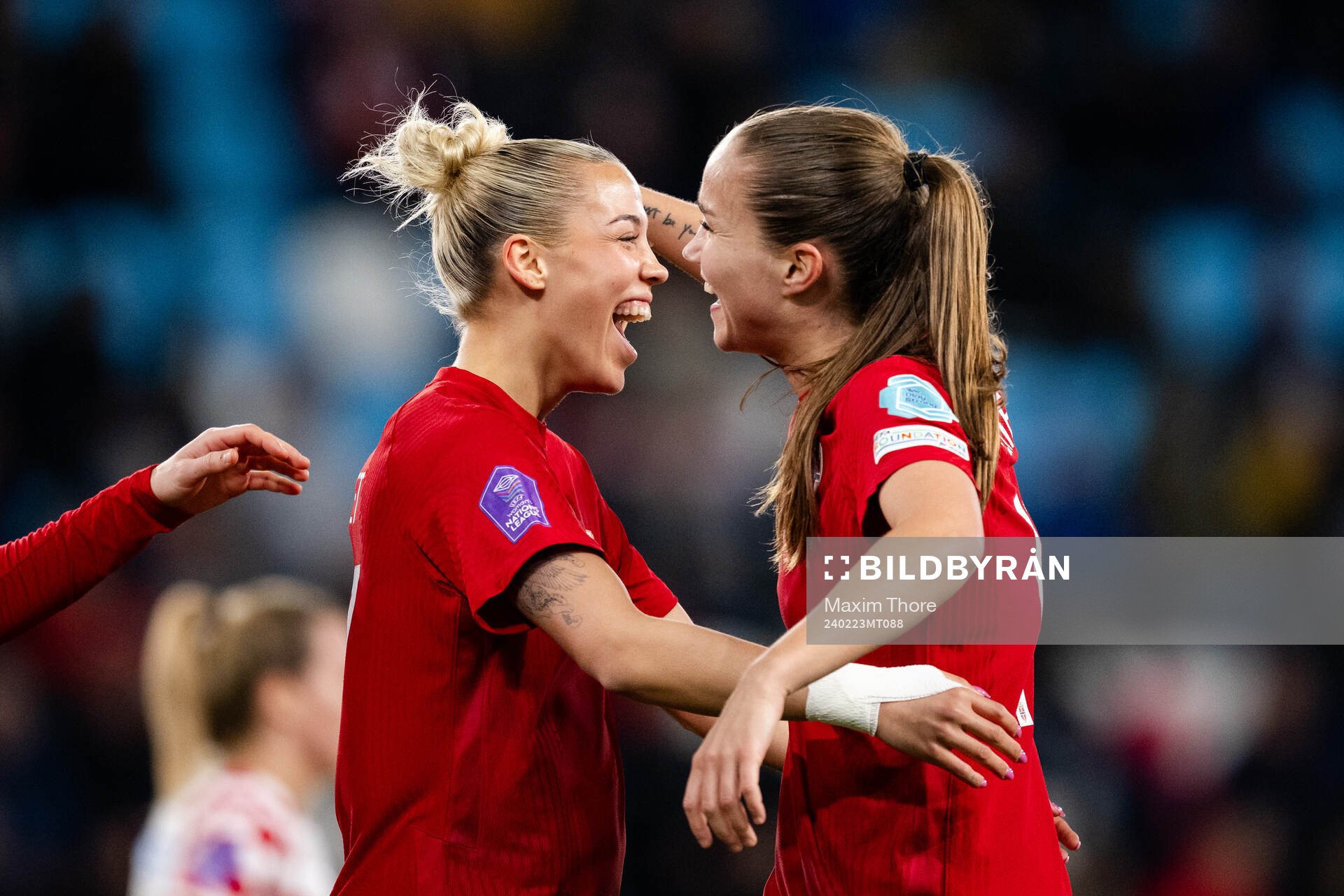 Celin Bizet Ildhusøy and Guro Reiten celebrate the 0-3 goal