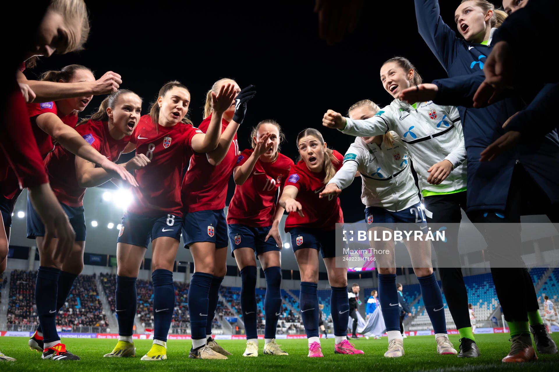 Maren Mjelde of Norway with teammates