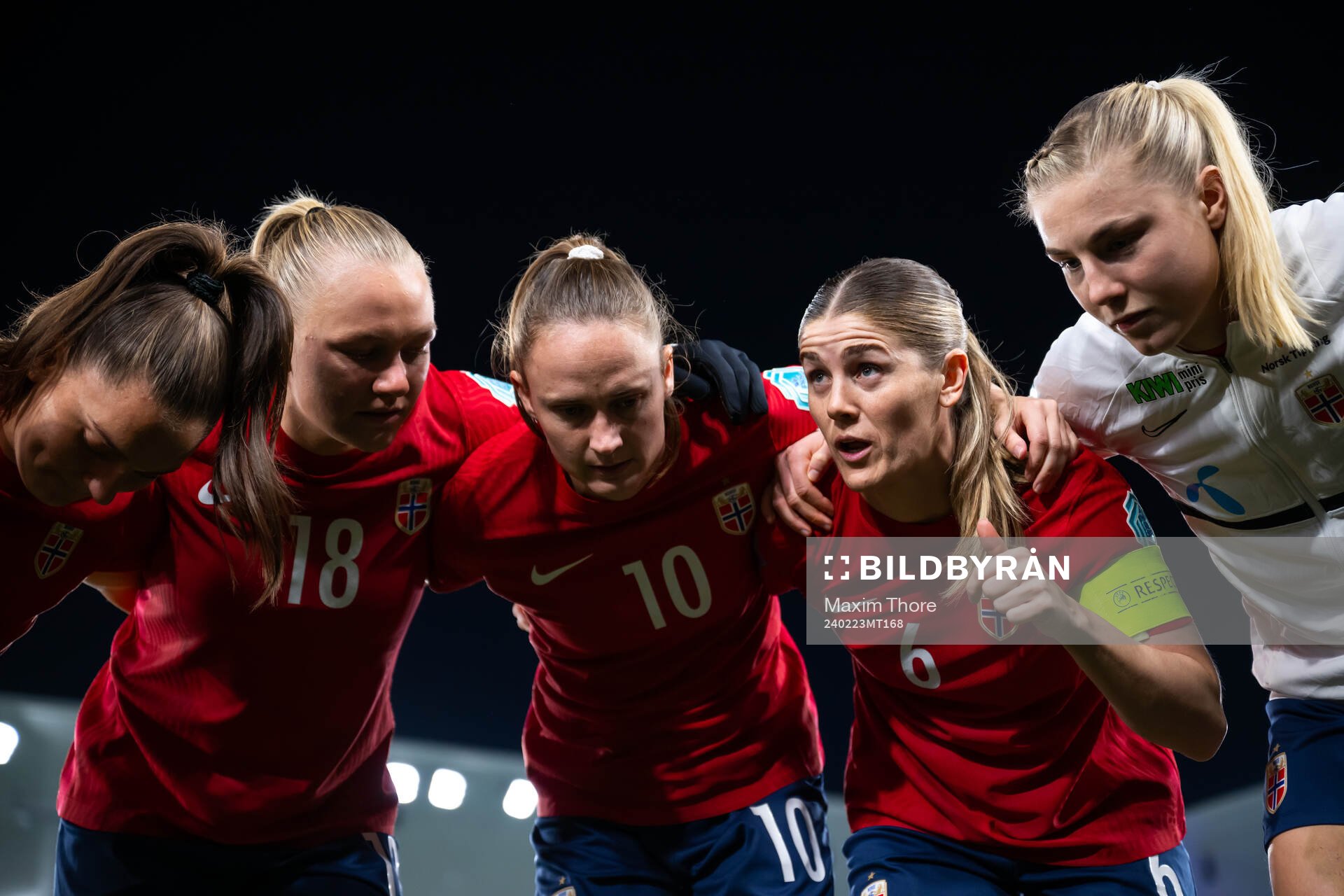 Maren Mjelde of Norway with teammates
