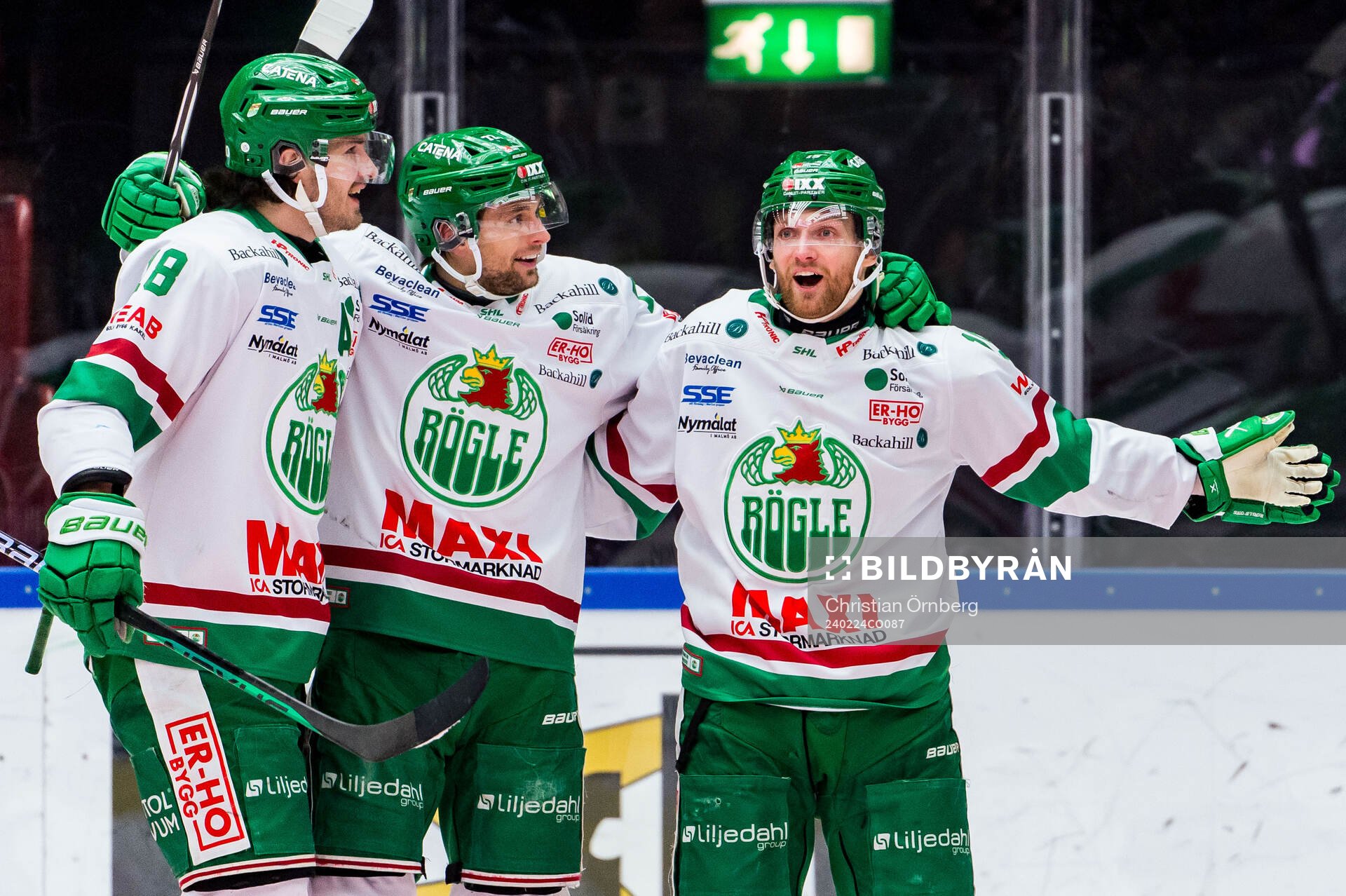 Rögles Simon Ryfors jublar med lagkamrater