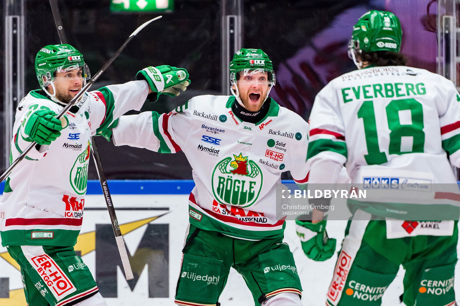 Rögles Simon Ryfors jublar med lagkamrater