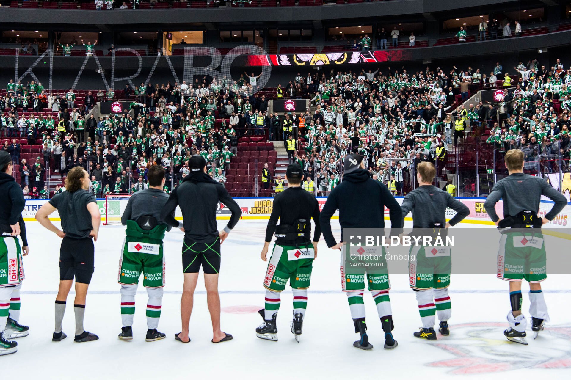 Rögles spelare jublar med supportrar