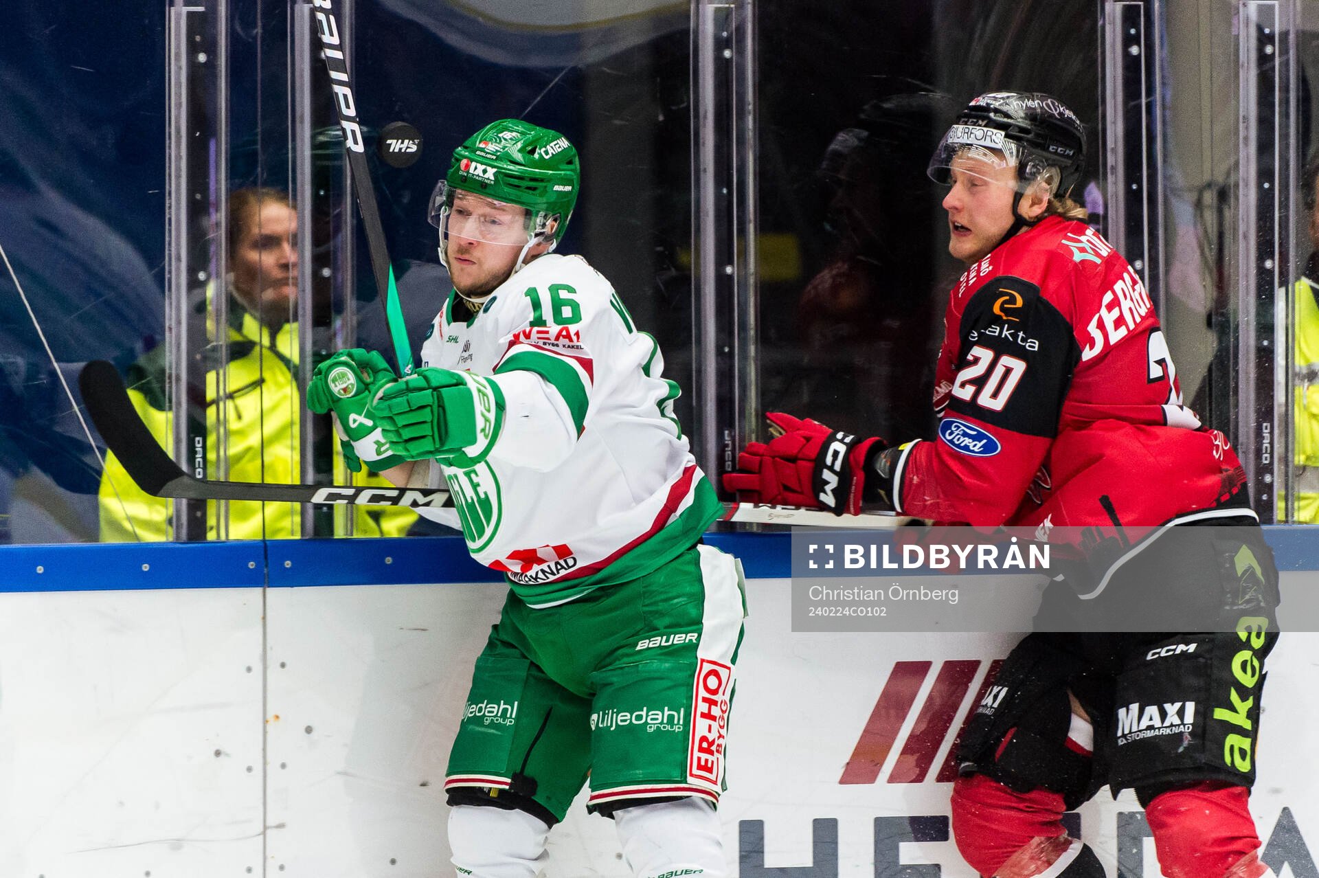 Rögles Valtteri Viljanen och Malmö Redhawks Thomas Berg