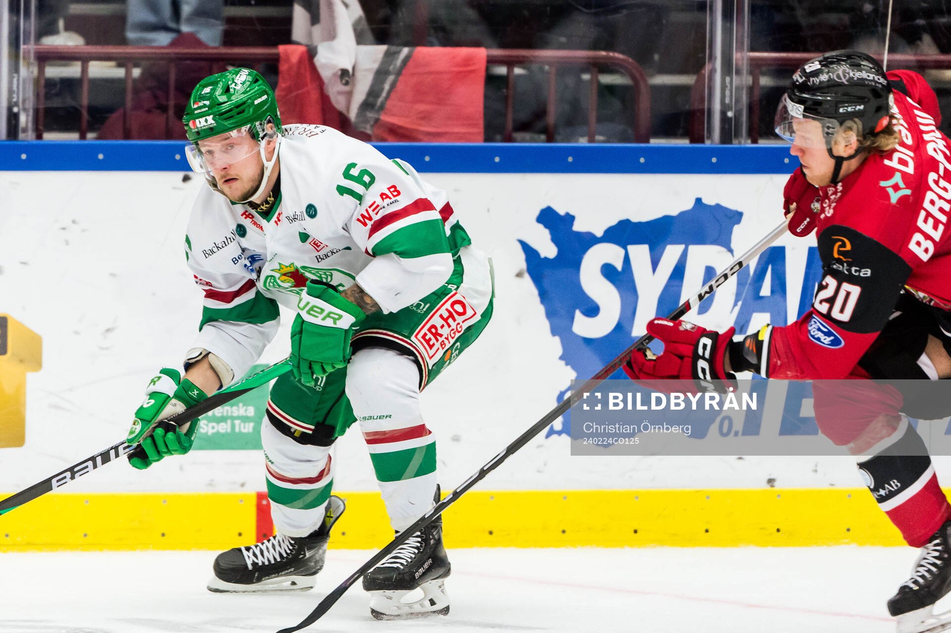 Rögles Valtteri Viljanen och Malmö Redhawks Thomas Berg
