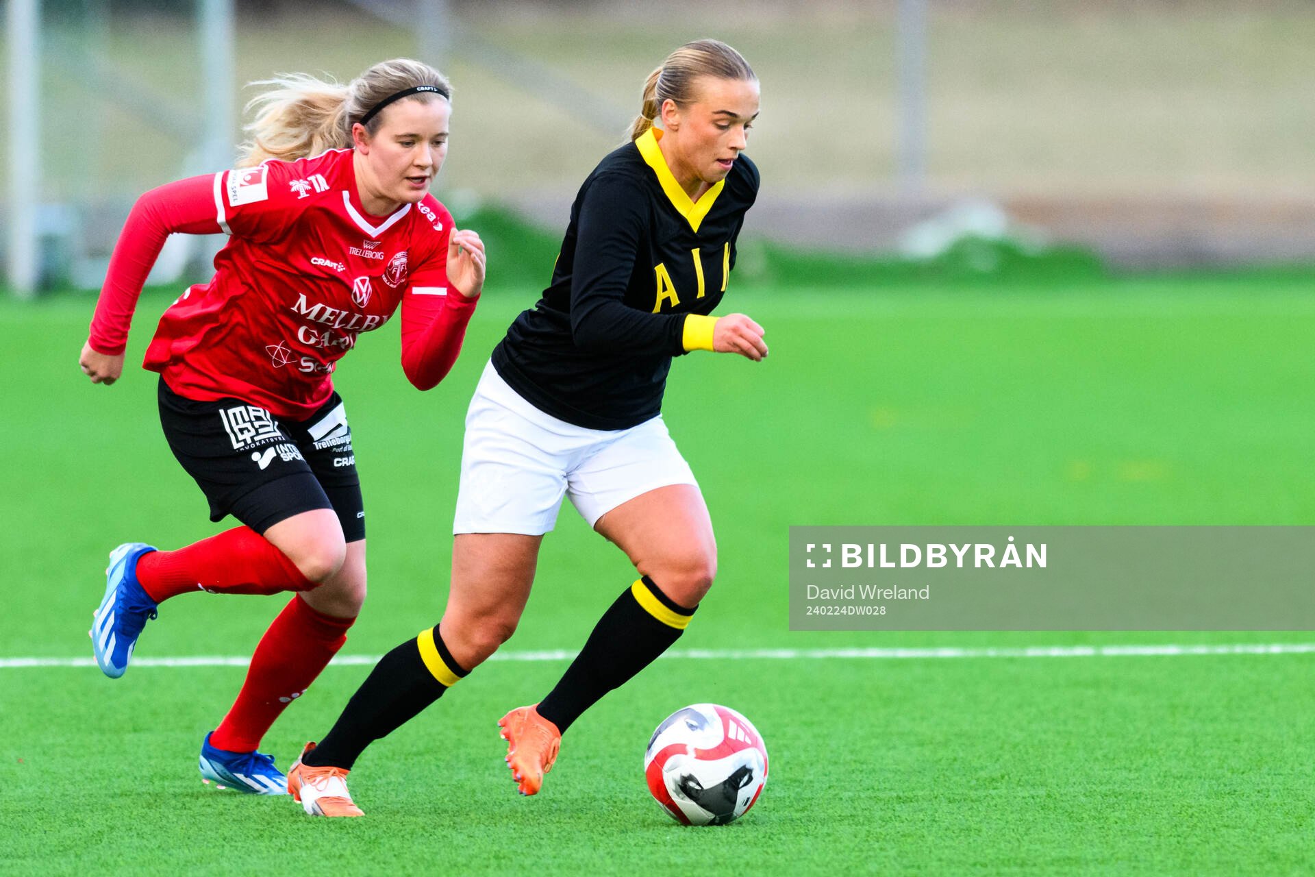 Trelleborgs Olivia Strid och AIKs Villemo Dahlqvist under träningsmatchen i fotboll mellan Trelleborg och AIK den 24 februari 2024 i Jönköping.