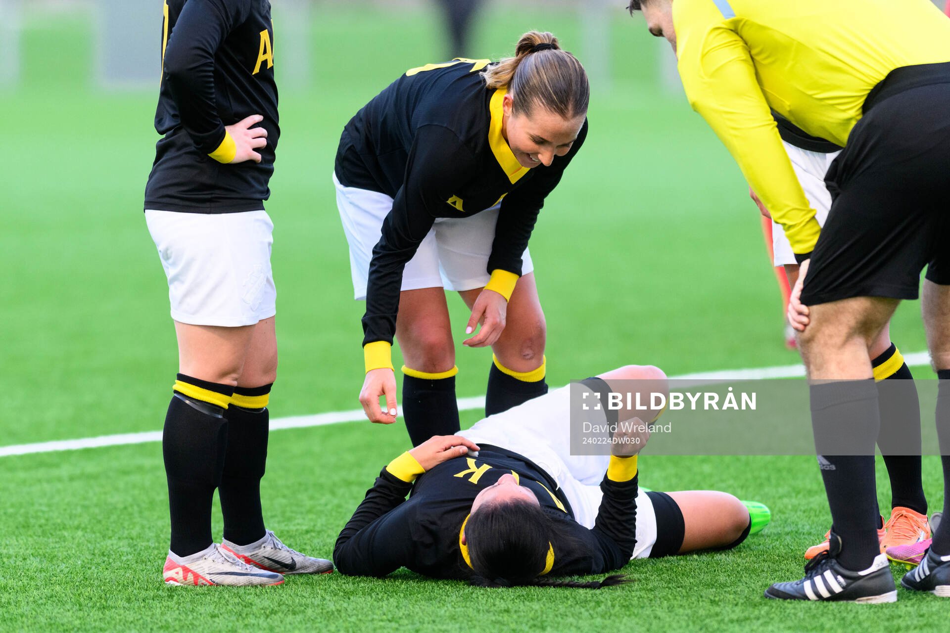 AIKs Michelle Rojas Flores har ont under träningsmatchen i fotboll mellan Trelleborg och AIK den 24 februari 2024 i Jönköping. 