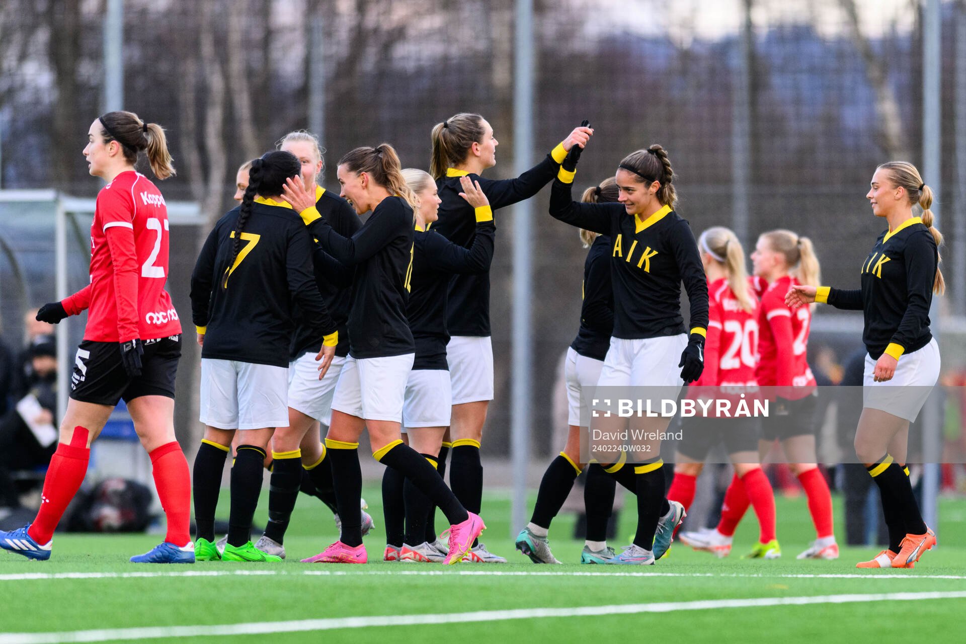 AIKs spelare jublar efter 0-1 under träningsmatchen i fotboll mellan Trelleborg och AIK den 24 februari 2024 i Jönköping. 