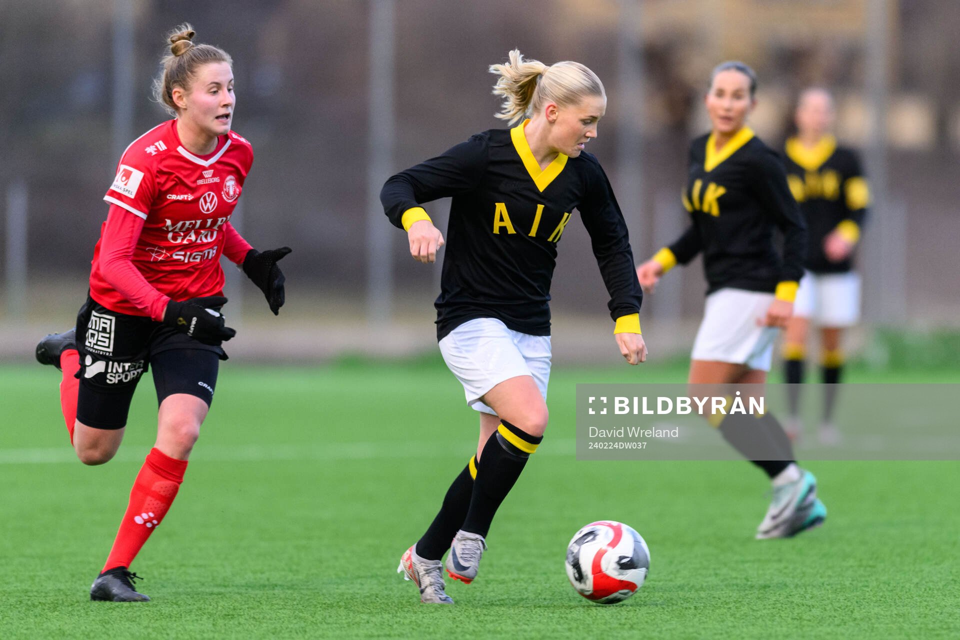 Trelleborgs Sofie Rewucha och AIKs Emelie Jansson
